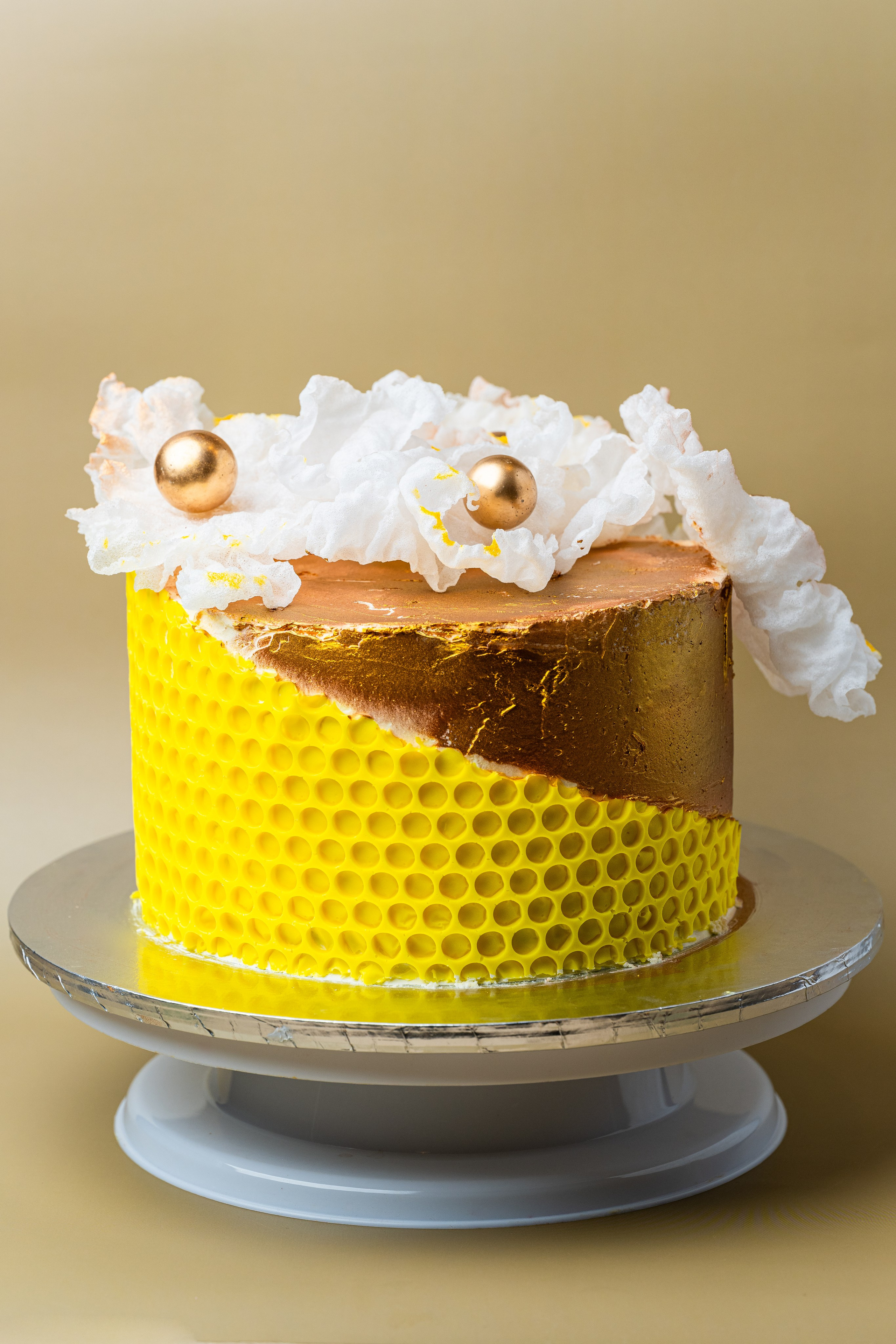 Tort elegant de nuntă cu decor minimalist, fotografie profesională de produs pentru cofetărie artizanală