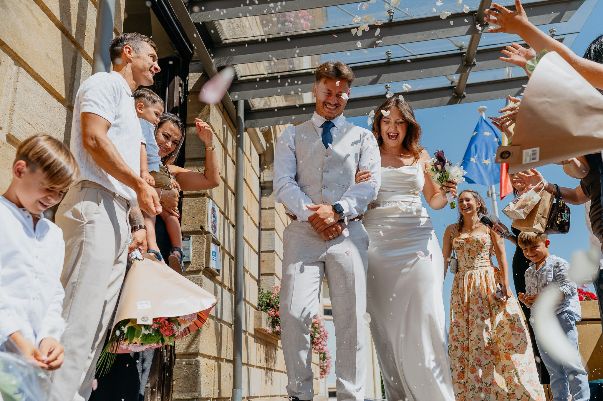 Familia aruncând confetti la ieșirea din primăria din Arlon