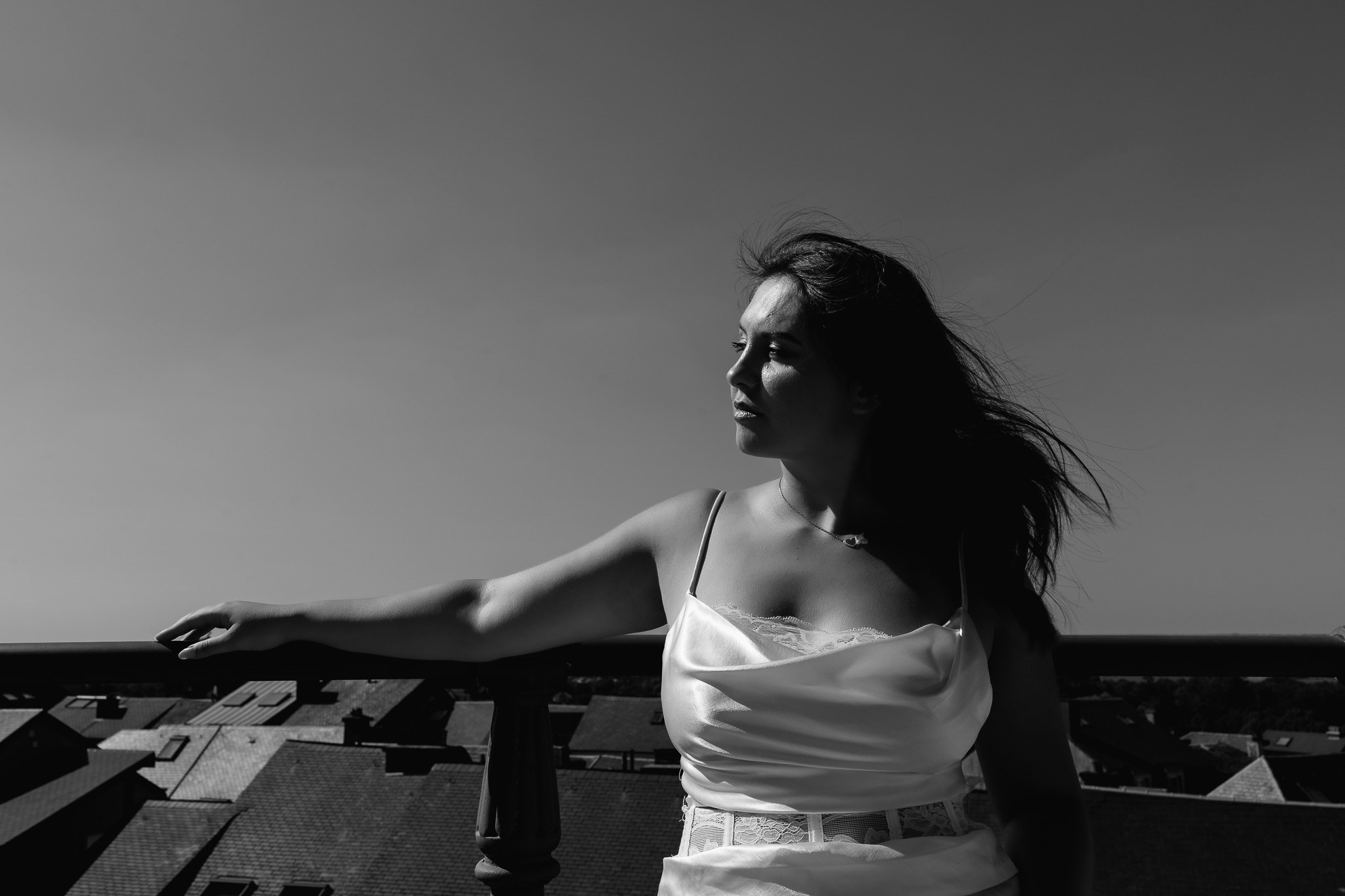 Portret alb negru al unei mirese cu părul în vânt, Arlon Belgia