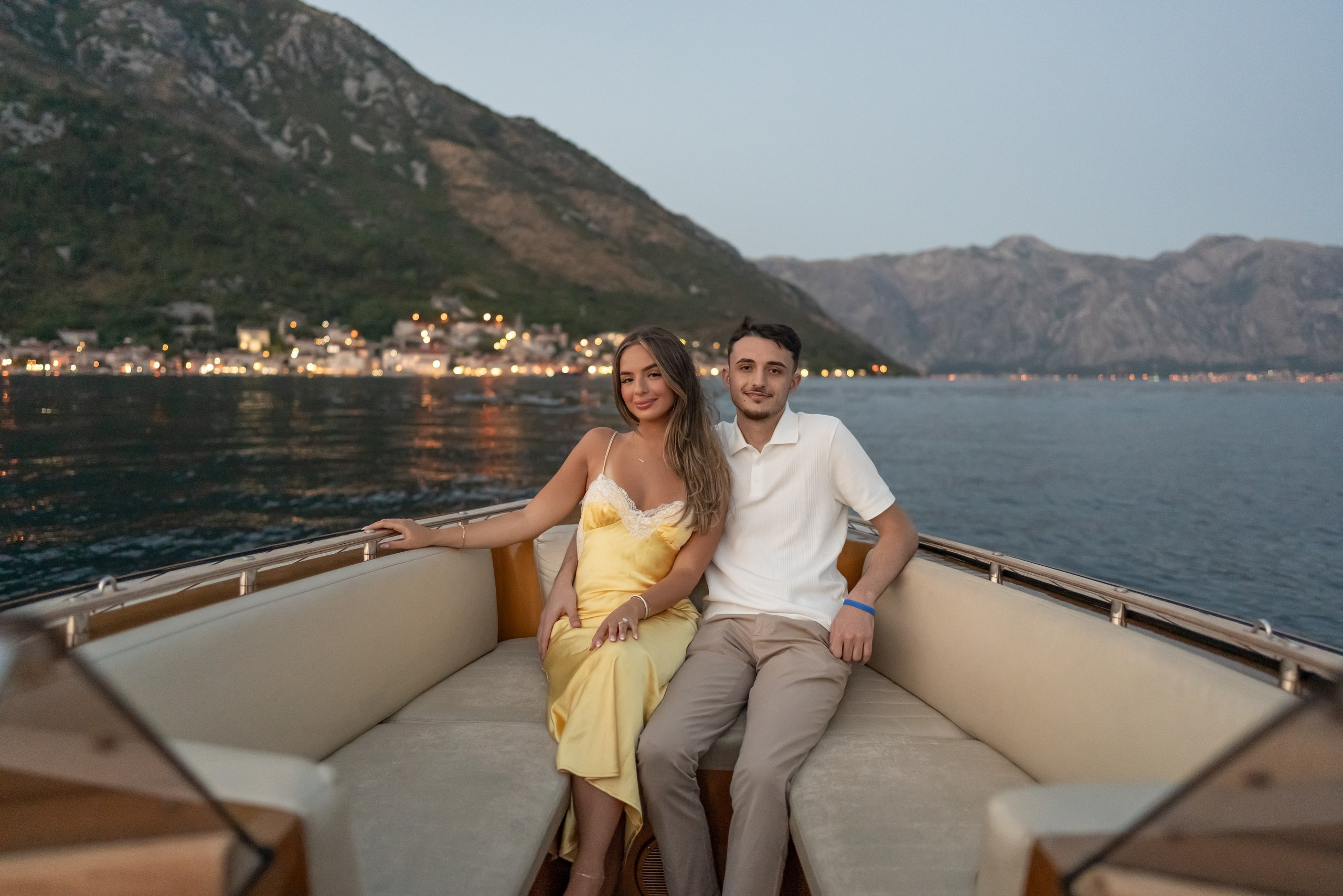 Etter solnedgang: Et sent kveldsfrieri på båt i Perast, Montenegro