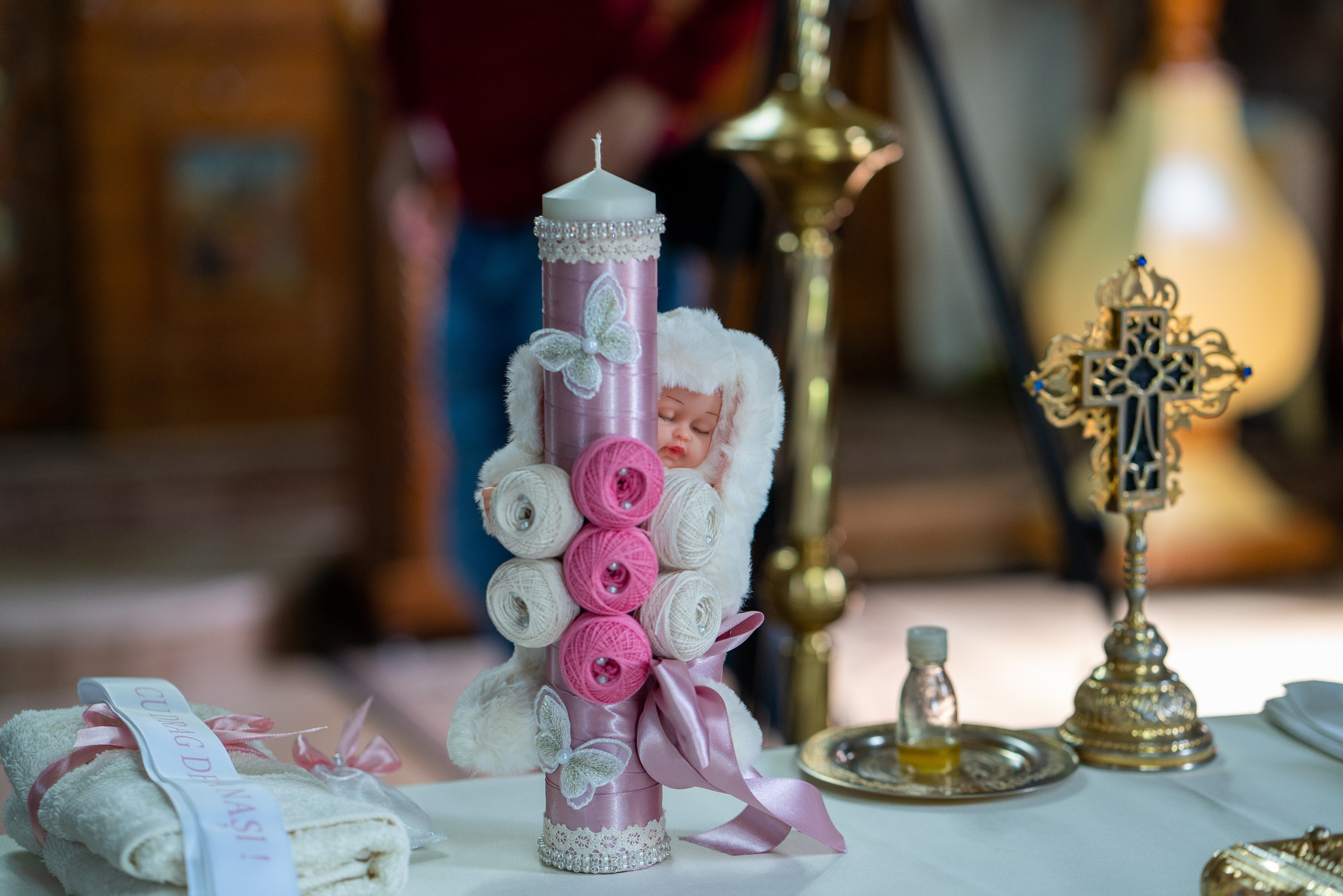 “Bebeluș botezat în biserică, ținut în brațe de nași” • “Detaliu cu lumânarea de botez decorată cu flori albe” • “Părinți emoționați alături de copilul lor la ceremonia de botez” • “Masa festivă de botez cu decor tematic și tort personalizat” • “Momentul în care preotul toarnă apă sfințită pe fruntea bebelușului” “Bebeluș în rochie albă de botez, zâmbind în brațele mamei” • “Detaliu cu cruciulița de botez așezată pe o pernă de satin” • “Părinți și nași aprinzând lumânările în timpul ceremoniei de botez” • “Tort de botez decorat cu figurine tematice și numele copilului” • “Copil botezat dormind liniștit în pătuțul decorat festiv” • “Momentul în care preotul binecuvântează copilul în fața altarului” • “Invitați adunându-se în jurul mesei festive la petrecerea de botez” • “Bebeluș ținând în mână o jucărie personalizată primită la botez” • “Familie fericită pozând împreună după ceremonia de botez” • “Decor tematic cu baloane și flori la locația petrecerii de botez” fotograf Botoșani fotograf evenimente fotograf botez Alin Chirila fotograf alinofotostudio,- Preotul ținându-l pe micuțul Mathias Gabriel la botez, în biserica Înălțarea Domnului, Copălău - Detalii de la botezul lui Mathias – lumânare, trusou și icoană - Familia lui Mathias Gabriel alături de micuț, în ziua botezului - Portret emoționant cu mama și bebelușul în brațe, în biserică,fotograf profesionist evenimente Botoșani, Iași, Suceava, Fălticeni, Bacău, Pașcani, Roman - AlinoFotoStudio by Alin Chirilă - servicii foto nuntă, botez, cununie, ședințe foto creative, albume personalizate, fotografii emoționante și calitative pentru cele mai importante momente din viață,fotograf nuntă Botoșani Alin Chirilă, ședință foto botez Iași - AlinoFotoStudio, servicii fotograf profesionist evenimente Suceava, fotograf cununie civilă Fălticeni - Alin Chirilă, album foto nuntă personalizat Bacău.“Bebeluș botezat în biserică, ținut în brațe de nași” • “Detaliu cu lumânarea de botez decorată cu flori albe” • “Părinți emoționați alături de copilul lor la ceremonia de botez” • “Masa festivă de botez cu decor tematic și tort personalizat” • “Momentul în care preotul toarnă apă sfințită pe fruntea bebelușului” “Bebeluș în rochie albă de botez, zâmbind în brațele mamei” • “Detaliu cu cruciulița de botez așezată pe o pernă de satin” • “Părinți și nași aprinzând lumânările în timpul ceremoniei de botez” • “Tort de botez decorat cu figurine tematice și numele copilului” • “Copil botezat dormind liniștit în pătuțul decorat festiv” • “Momentul în care preotul binecuvântează copilul în fața altarului” • “Invitați adunându-se în jurul mesei festive la petrecerea de botez” • “Bebeluș ținând în mână o jucărie personalizată primită la botez” • “Familie fericită pozând împreună după ceremonia de botez” • “Decor tematic cu baloane și flori la locația petrecerii de botez” fotograf Botoșani fotograf evenimente fotograf botez Alin Chirila fotograf alinofotostudio.fotograf botez Amelis Maria, fotografie botez Botoșani, fotograf Alin Chirilă, amintiri botez, fotografii botez, botez Amelis Maria, fotograf copii, fotografie botez în Botoșani,