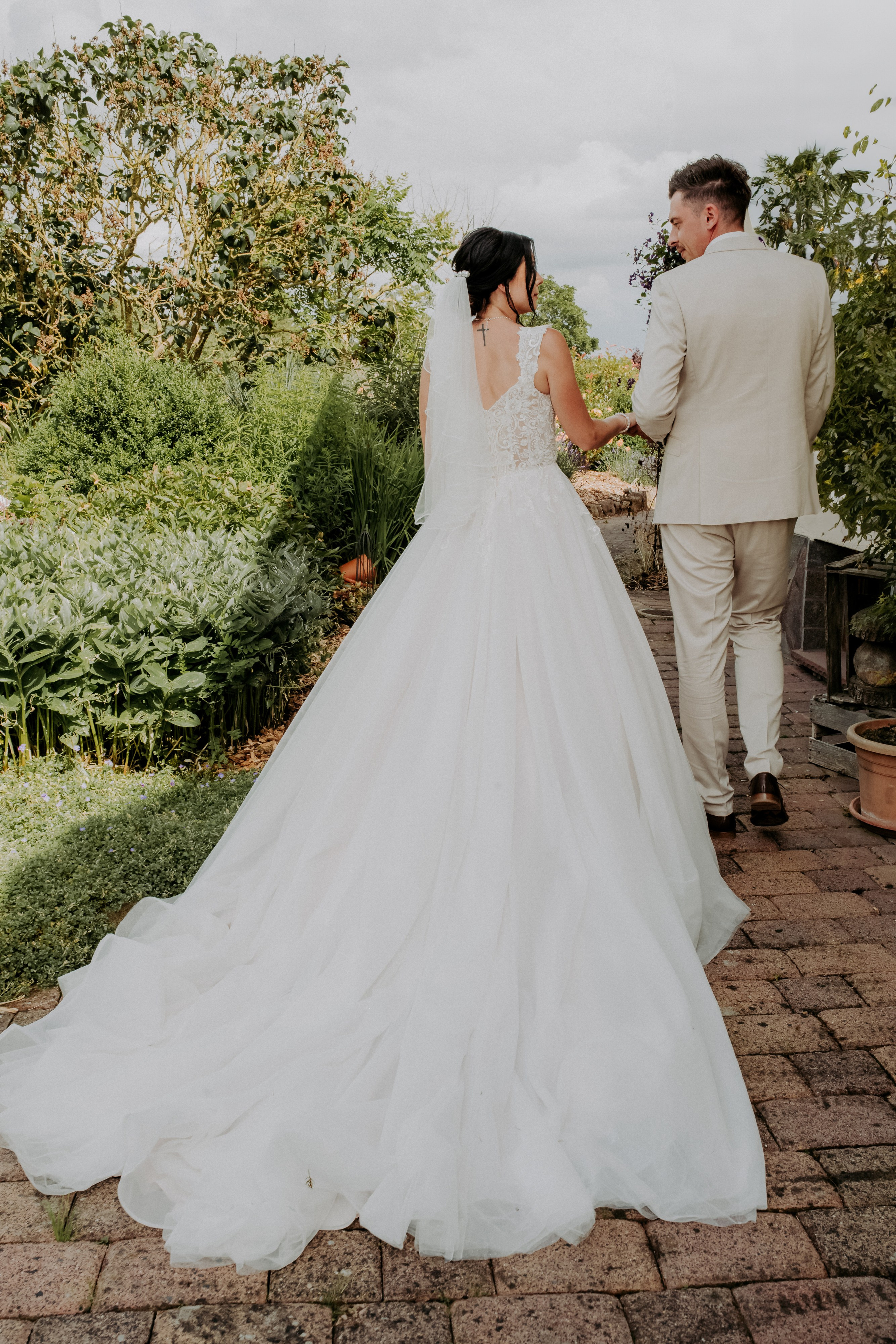 Letzter Blick des Brautpaares auf die Location Steinfeld – Abschied von einem unvergesslichen Hochzeitstag