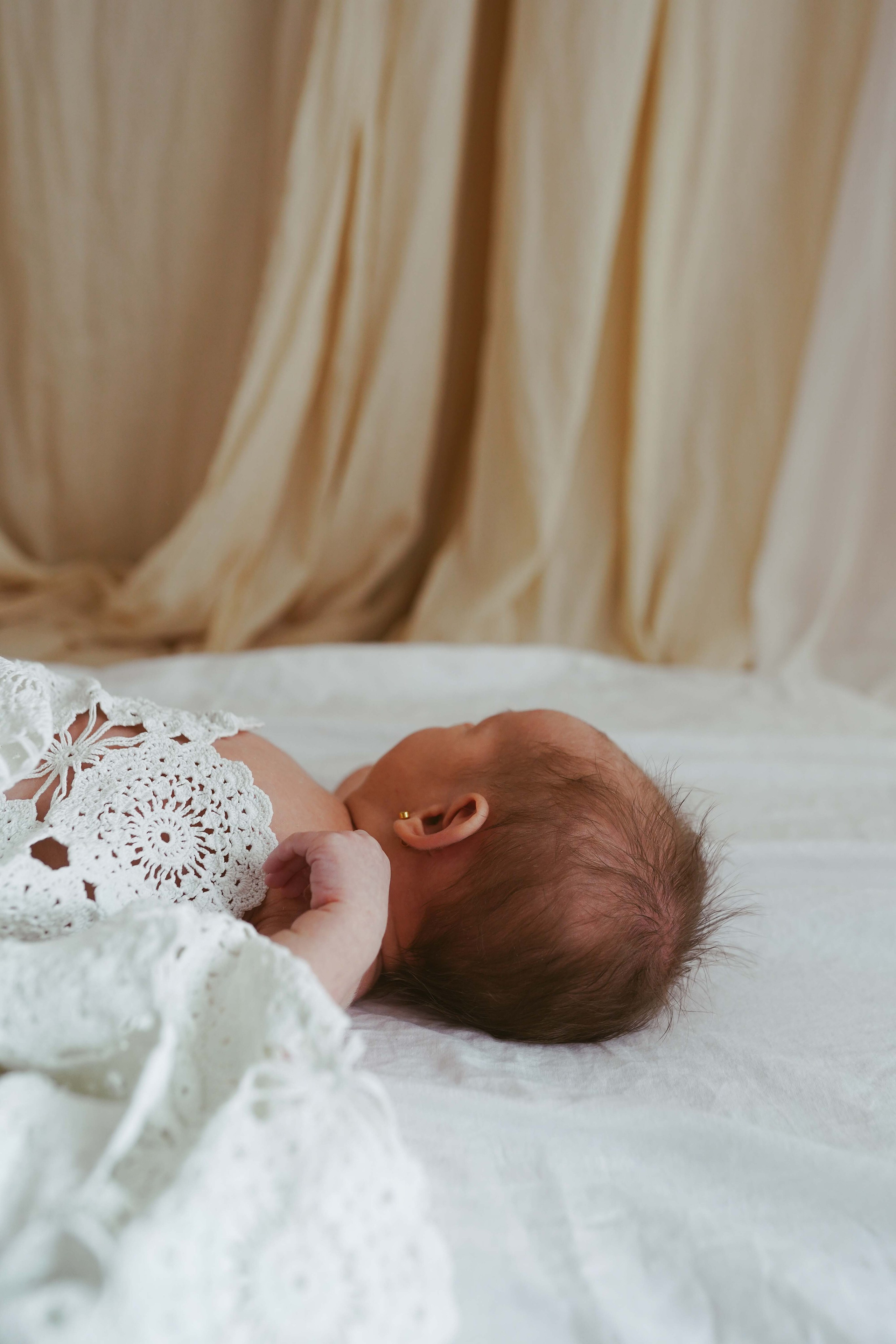 Inspira sesiune foto nou-nascut. Madalina Beda- Artist vizual, fotograf, doula la nastere, consultant babywearing Brasov si in toata tara