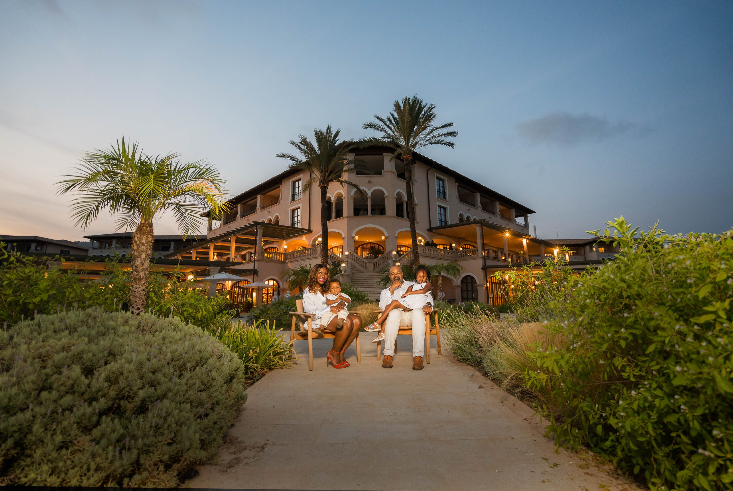 St. Regis Mardavall Hotel Kulisse für Studio Familienportrait auf Mallorca