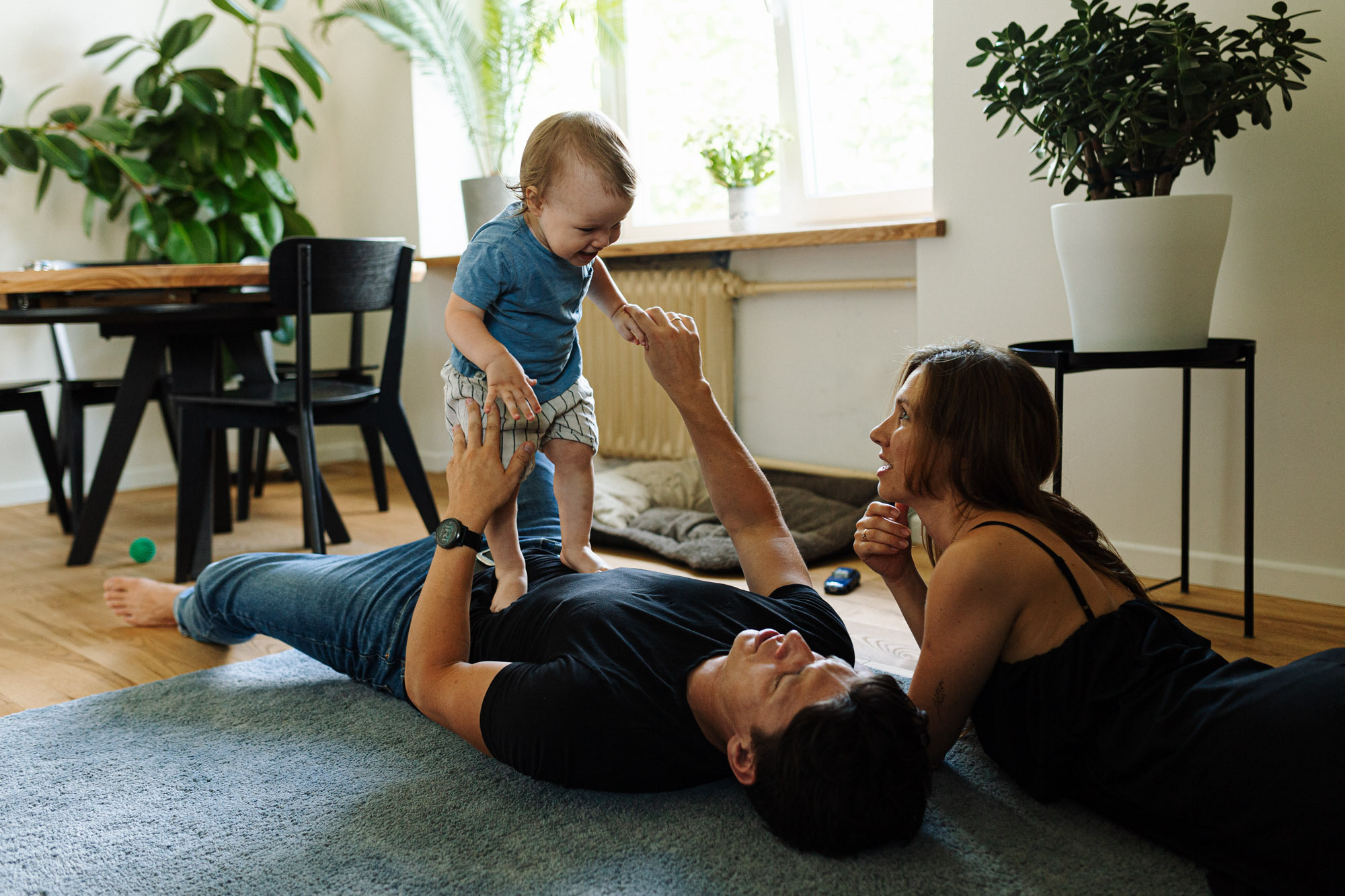 Ģimenes fotosesija mājās nesteidzīgā svētdienas rītā