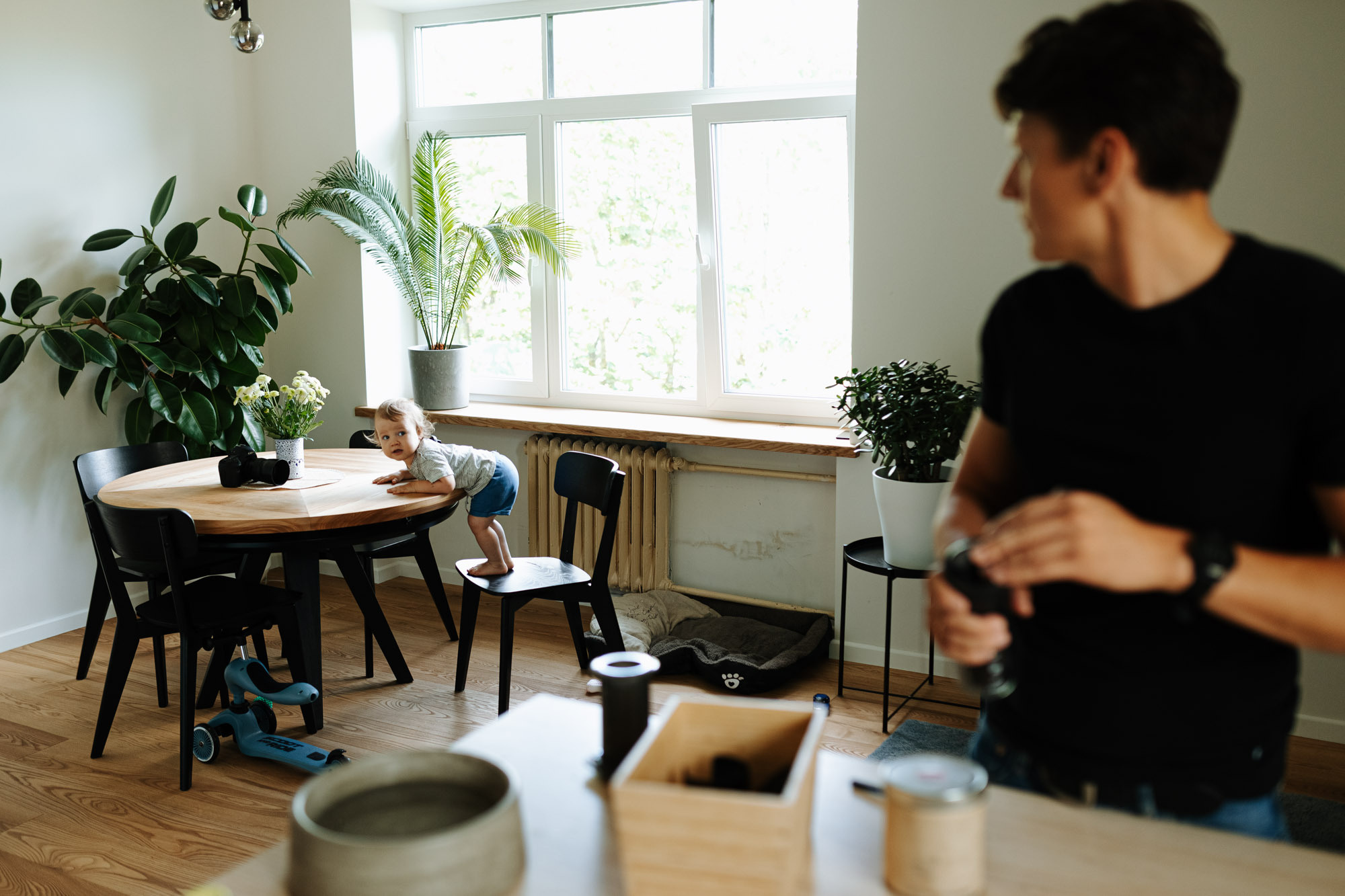 Ģimenes fotosesija mājās nesteidzīgā svētdienas rītā