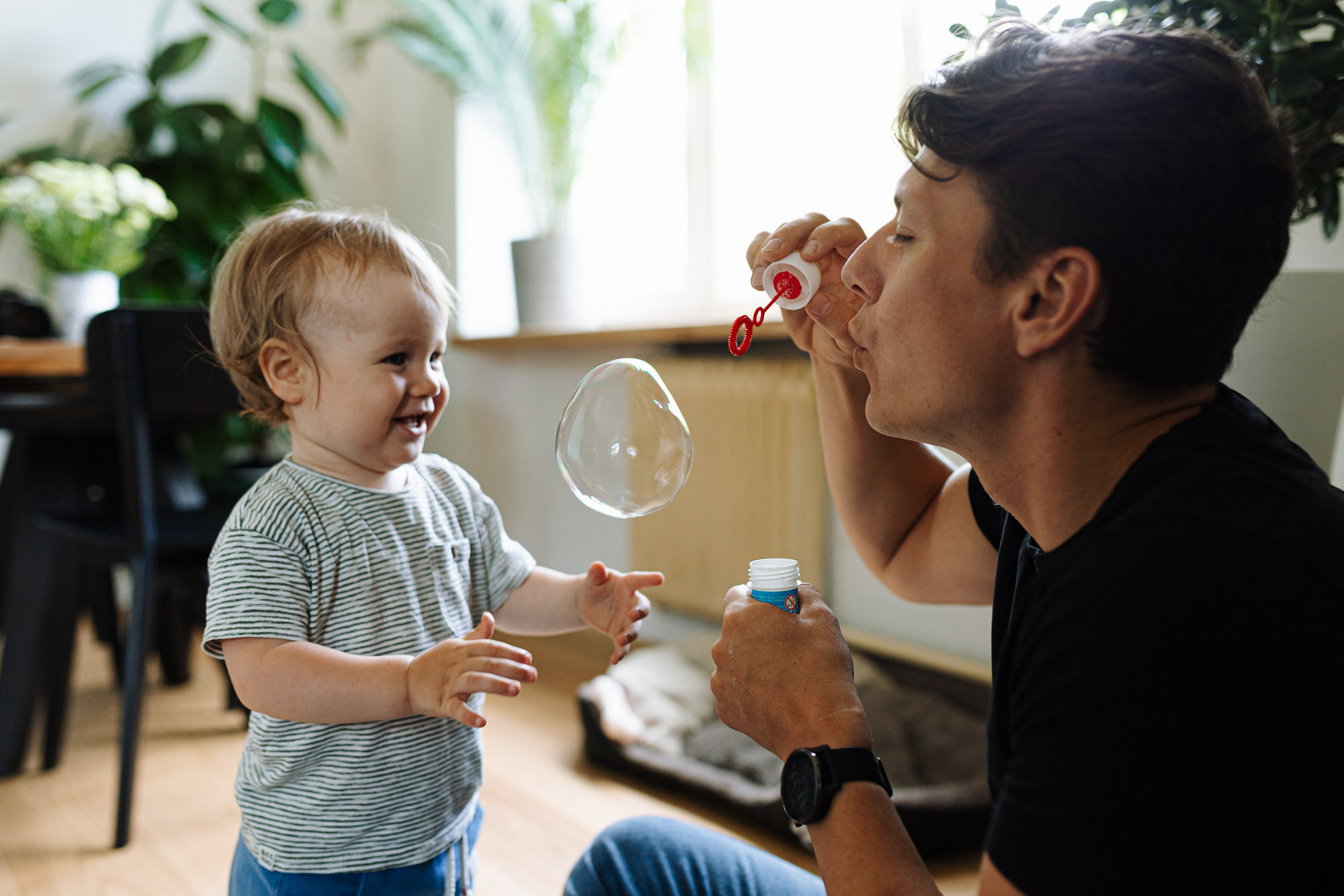 Ģimenes fotosesija mājās nesteidzīgā svētdienas rītā