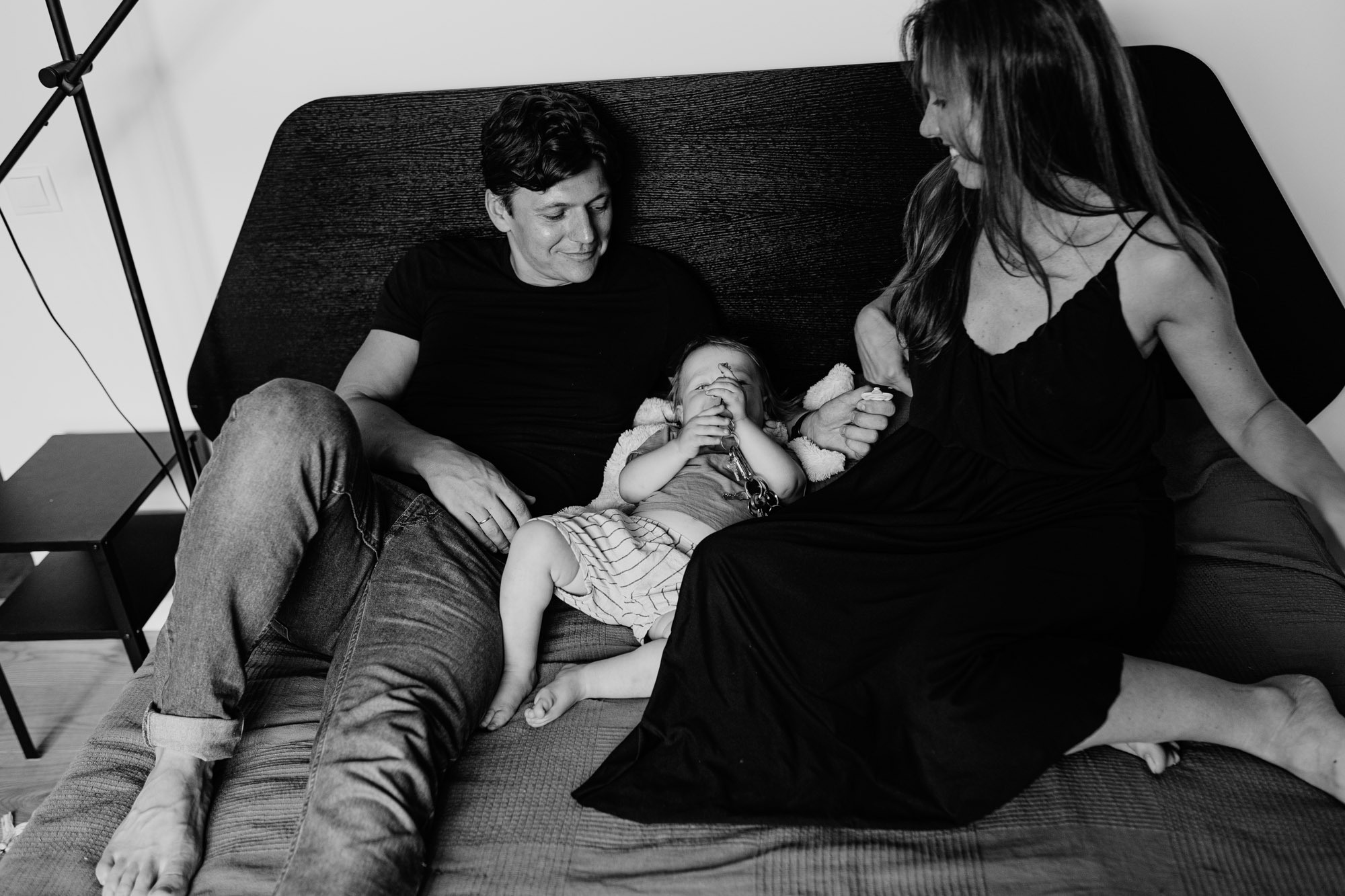 Ģimenes fotosesija mājās nesteidzīgā svētdienas rītā