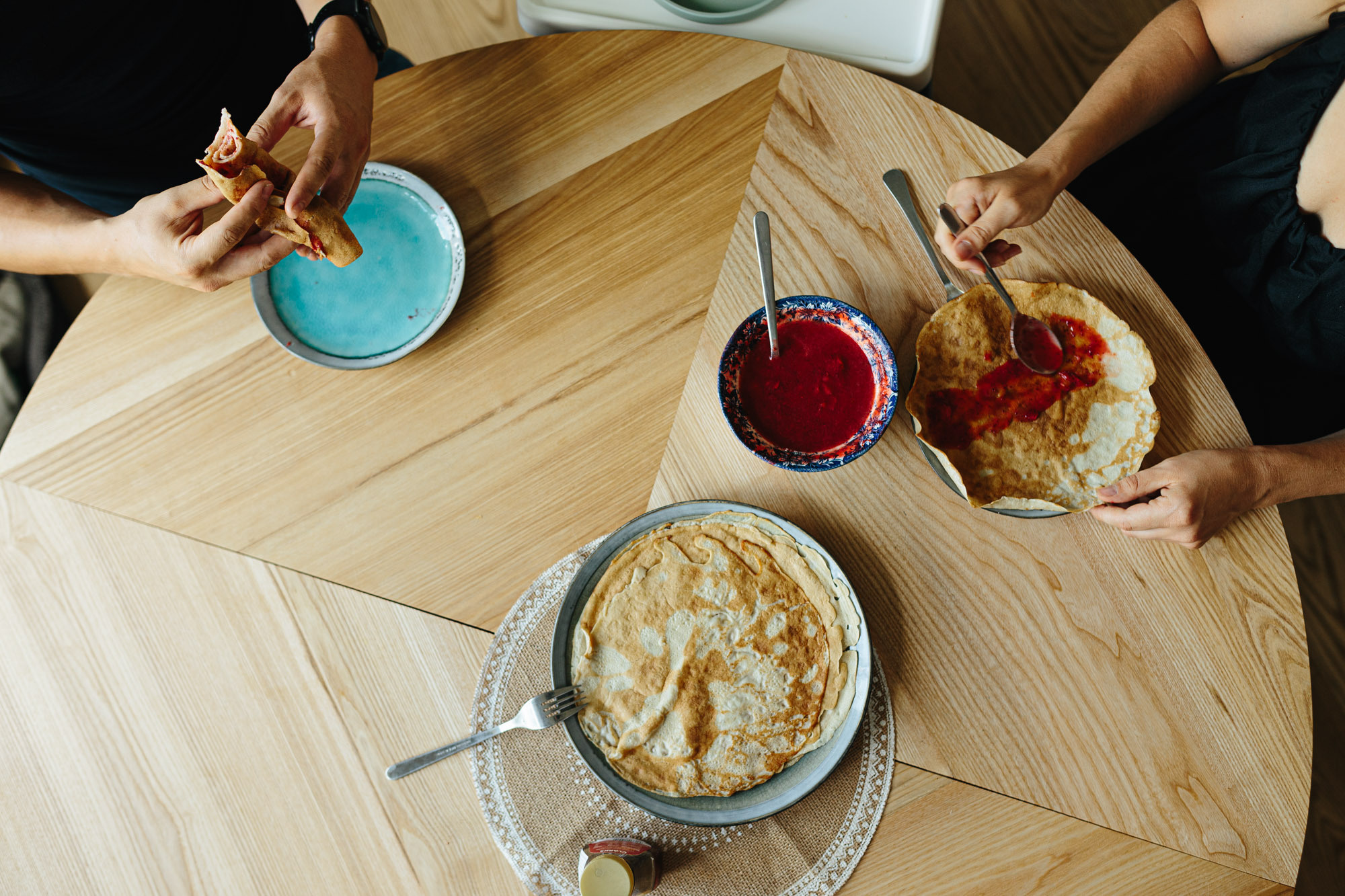 Ģimenes fotosesija mājās nesteidzīgā svētdienas rītā