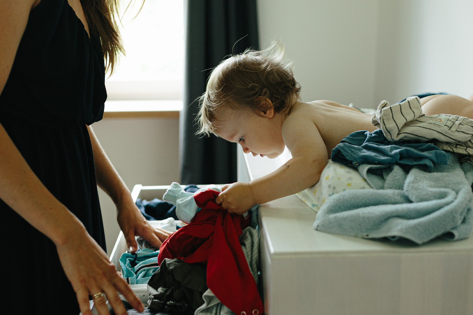 Ģimenes fotosesija mājās nesteidzīgā svētdienas rītā