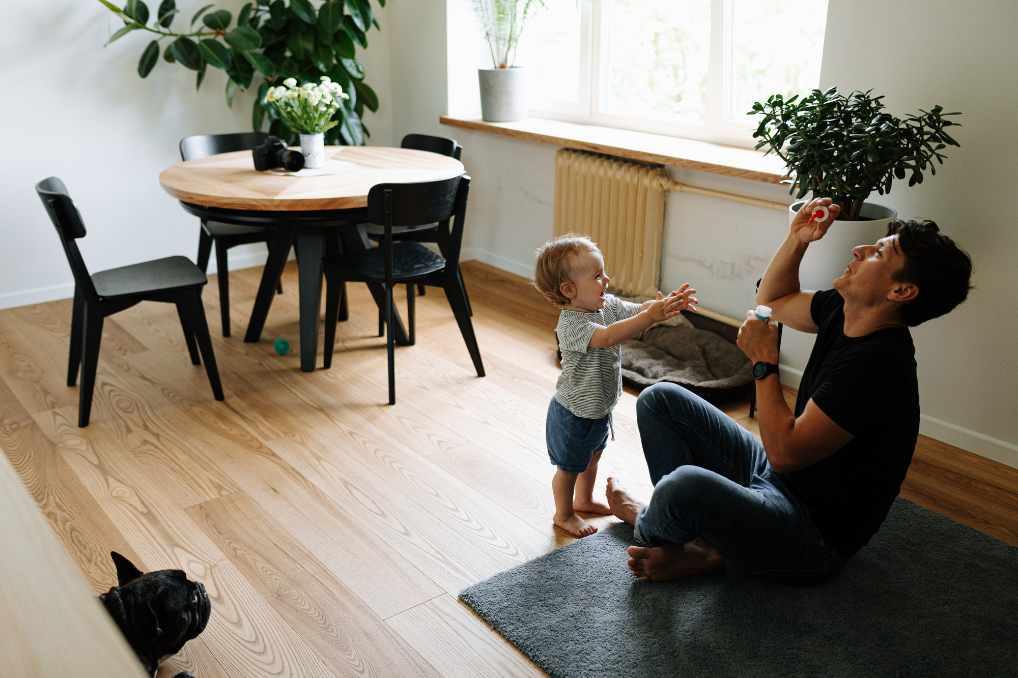 Ģimenes fotosesija mājās nesteidzīgā svētdienas rītā