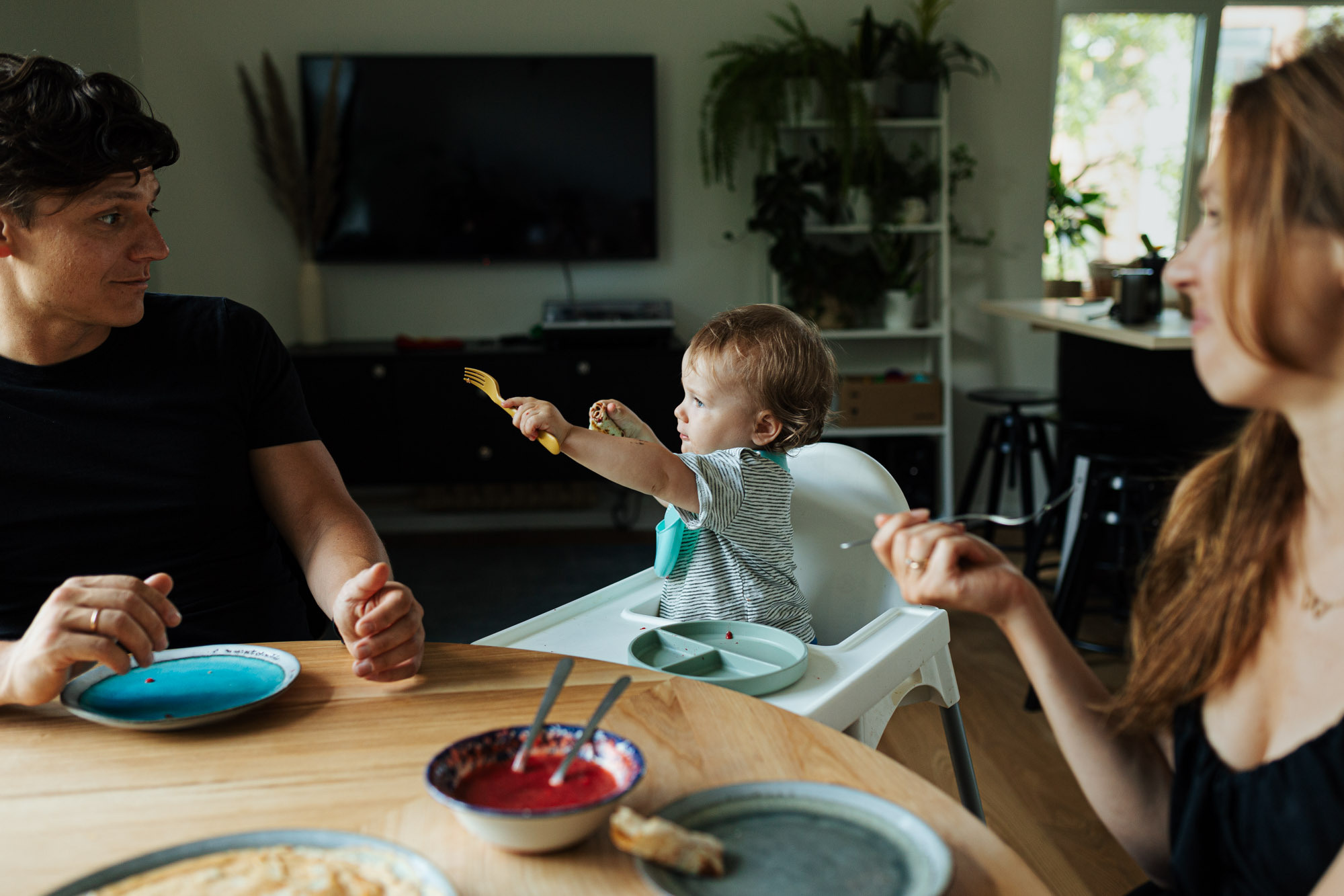 Ģimenes fotosesija mājās nesteidzīgā svētdienas rītā