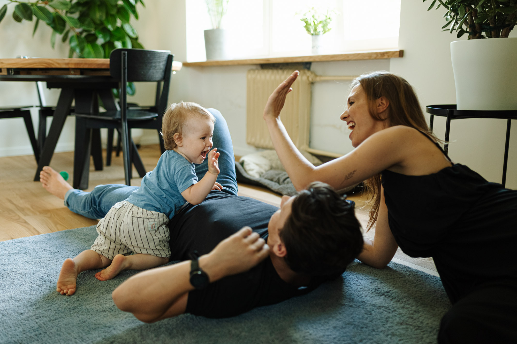 Ģimenes fotosesija mājās nesteidzīgā svētdienas rītā