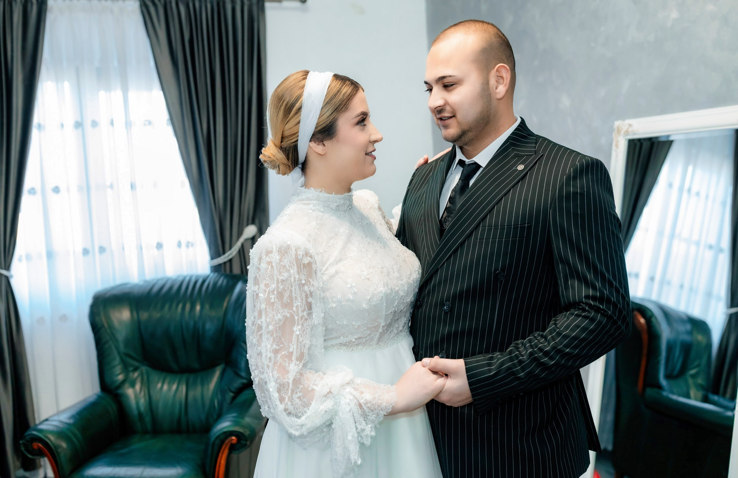 Fotograf nuntă Târgu Neamț – Samuel și Roxana, fotografie autentică realizată de AlinoFotoStudio 2. Fotograf nuntă Iași, Bacău, Suceava și Botoșani – Alin Chirilă surprinzând momente reale de nuntă 3. Fotografie de nuntă cu emoție și credință – AlinoFotoStudio, fotograf povestitor 4. Fotograf profesionist nuntă în Moldova – cadre naturale și pline de emoție 5. Alin Chirilă fotograf nuntă – poveste reală surprinsă prin fotografie 6. Fotograf nuntă cu stil documentar – momente autentice din ziua nunții Pregătiri mireasă acasă – fotografie naturală realizată de Alin Chirilă fotograf nuntă 8. Detalii din ziua nunții – fotograf nuntă Iași și Botoșani, AlinoFotoStudio 9. Emoții din dimineața nunții – fotograf profesionist Moldova 10. Cadre autentice din pregătiri – fotograf nuntă Suceava și Bacău Ceremonie religioasă nuntă – moment emoționant surprins de fotograf Alin Chirilă 12. Nuntă cu valori creștine – fotografie din biserică realizată cu discreție 13. Rugăciune și emoție în ziua nunții – fotograf nuntă Târgu Neamț 14. Legământ în fața lui Dumnezeu – fotografie de nuntă autentică 15. Fotograf nuntă biserică – momente sincere și pline de semnificație Petrecere de nuntă – cadre naturale realizate de AlinoFotoStudio 17. Bucurie și dans la nuntă – fotograf nuntă Iași și împrejurimi 18. Momente autentice de la restaurant – fotograf nuntă Bacău Suceava 19. Atmosferă de nuntă surprinsă discret – Alin Chirilă fotograf -AlinoFotoStudio – fotograf nuntă cu abordare naturală și emoțională 21. Alin Chirilă fotograf – povestitor prin fotografie de nuntă 22. Fotograf nuntă în Moldova – stil documentar și autentic 23. Fotografie de nuntă sinceră și elegantă – AlinoFotoStudio- Fotograf nuntă Iași Bacău Suceava Botoșani – Alin Chirilă AlinoFotoStudio 26. Fotograf nuntă Târgu Neamț și Moldova – fotografie profesională de eveniment 27. Fotograf nuntă cu valori creștine și stil documentar – AlinoFotoStudio - Alin Chirilă – AlinoFotoStudio Fotograf nuntă Iași • Bacău • Suceava • Botoșani - Samuel & Roxana, Târgu Neamț -Momente reale, trăite sincer și păstrate pentru totdeauna.