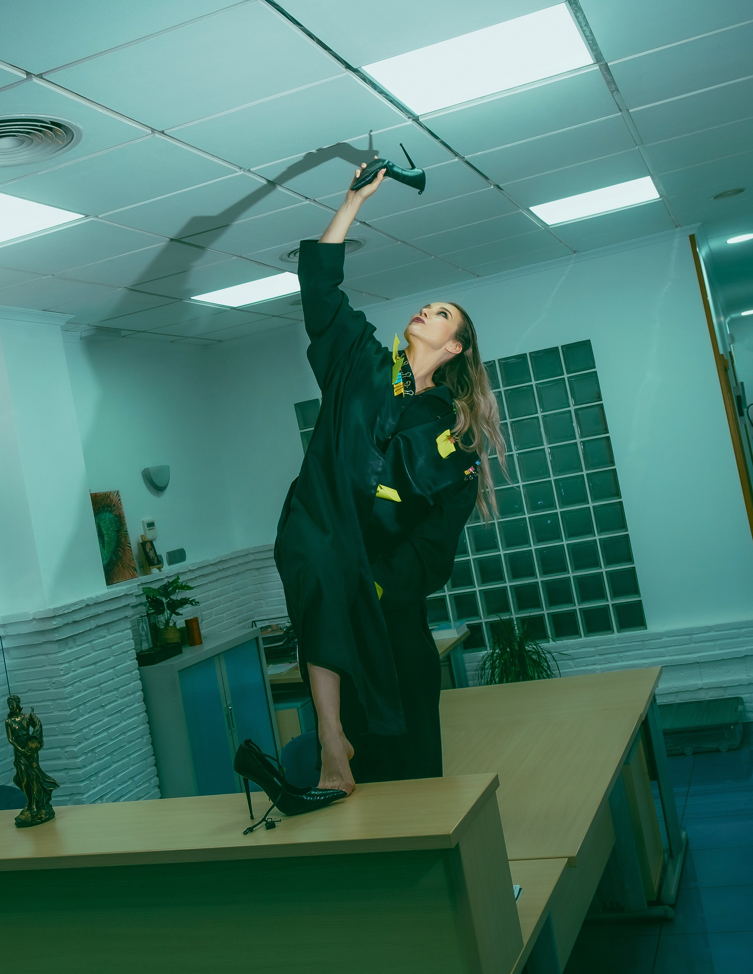 Креативная фотосессия адвоката в офисе в Аликанте, Торревьеха