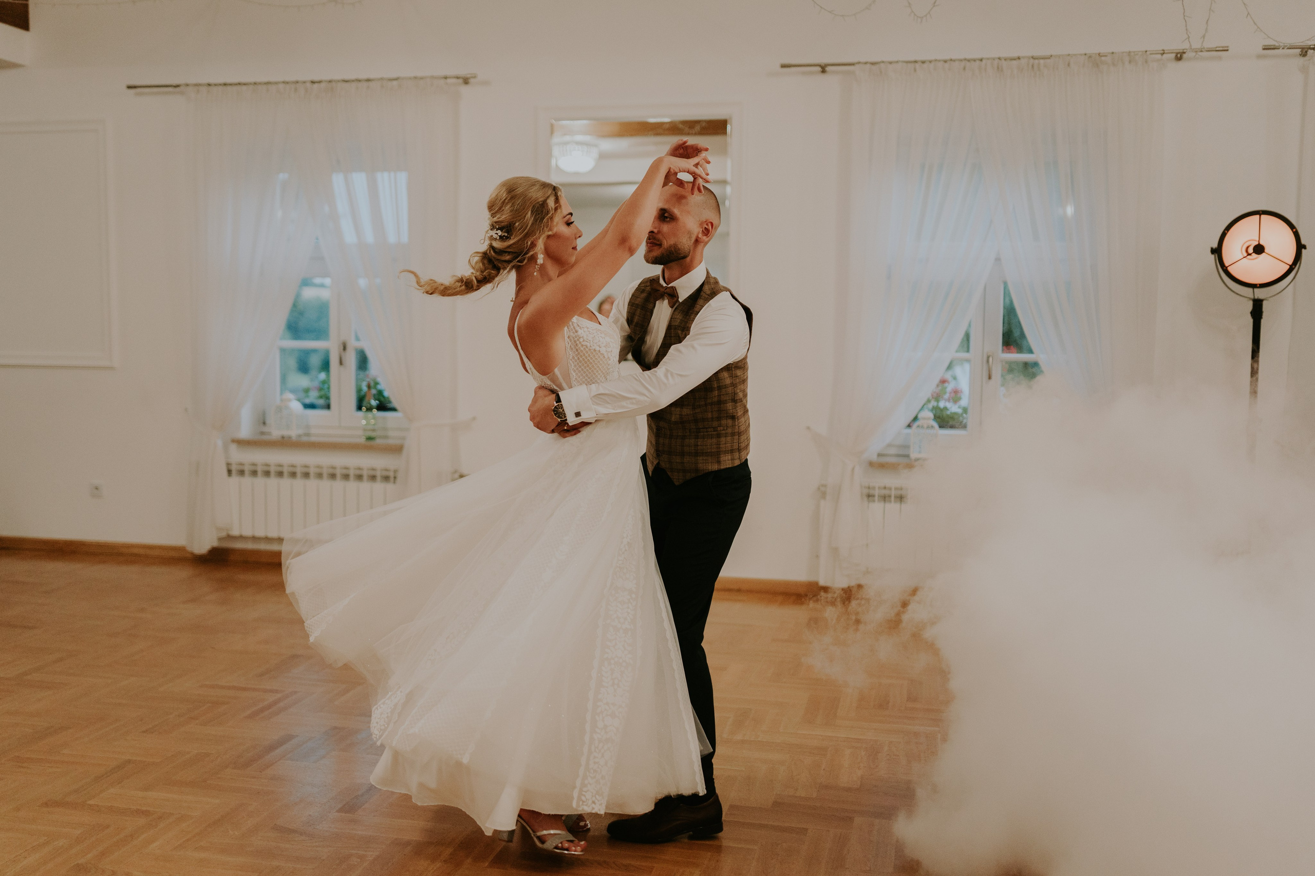 Dwór Wierzbno: plenerowy ślub pod wierzbą. Karkowskafoto - fotografia miłości