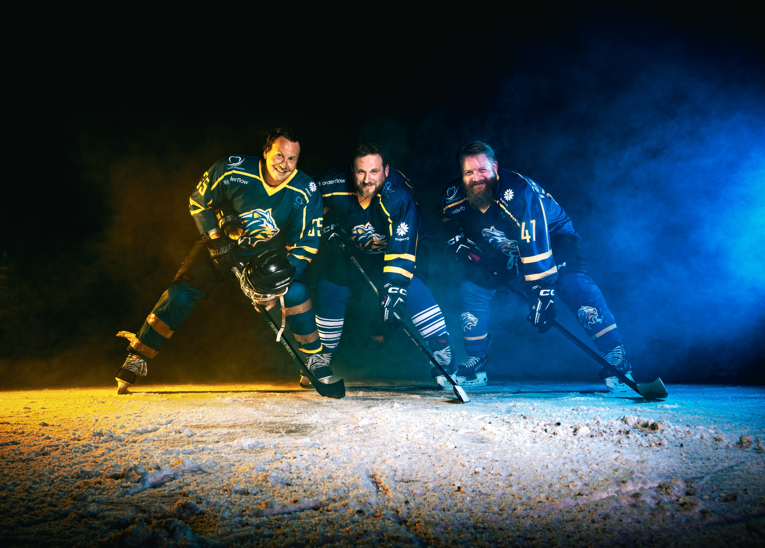 Emotioneel portret van ijshockeyspeler met rook en schaduwen