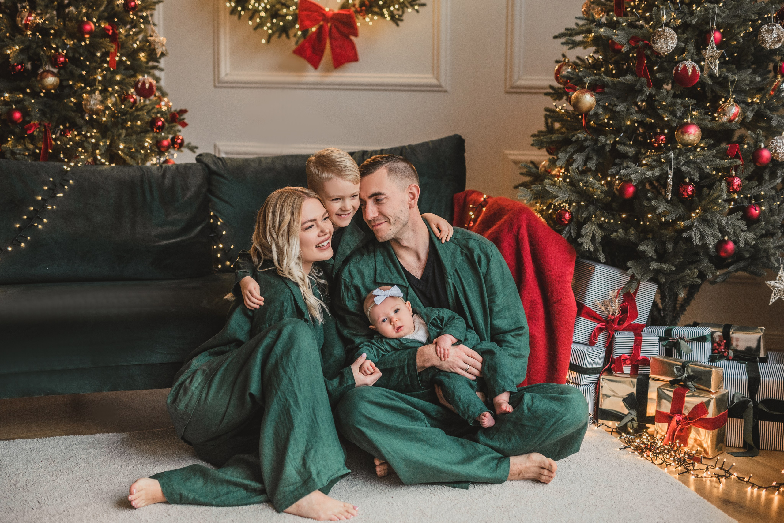 Fotostudijas Ziemassvētku Dekors – Maģiska svētku fotosesijas atmosfēra Rīgā. Fotostudija VEF Rīga