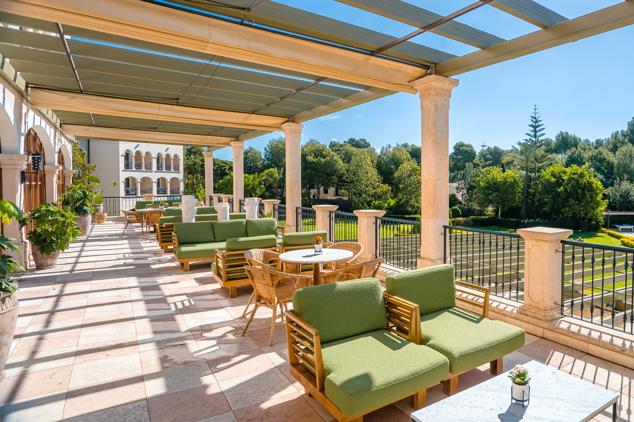 Fotografía comercial en el bar del St. Regis Mardavall. Mallorca Wedding, Corporate & Social Photographer