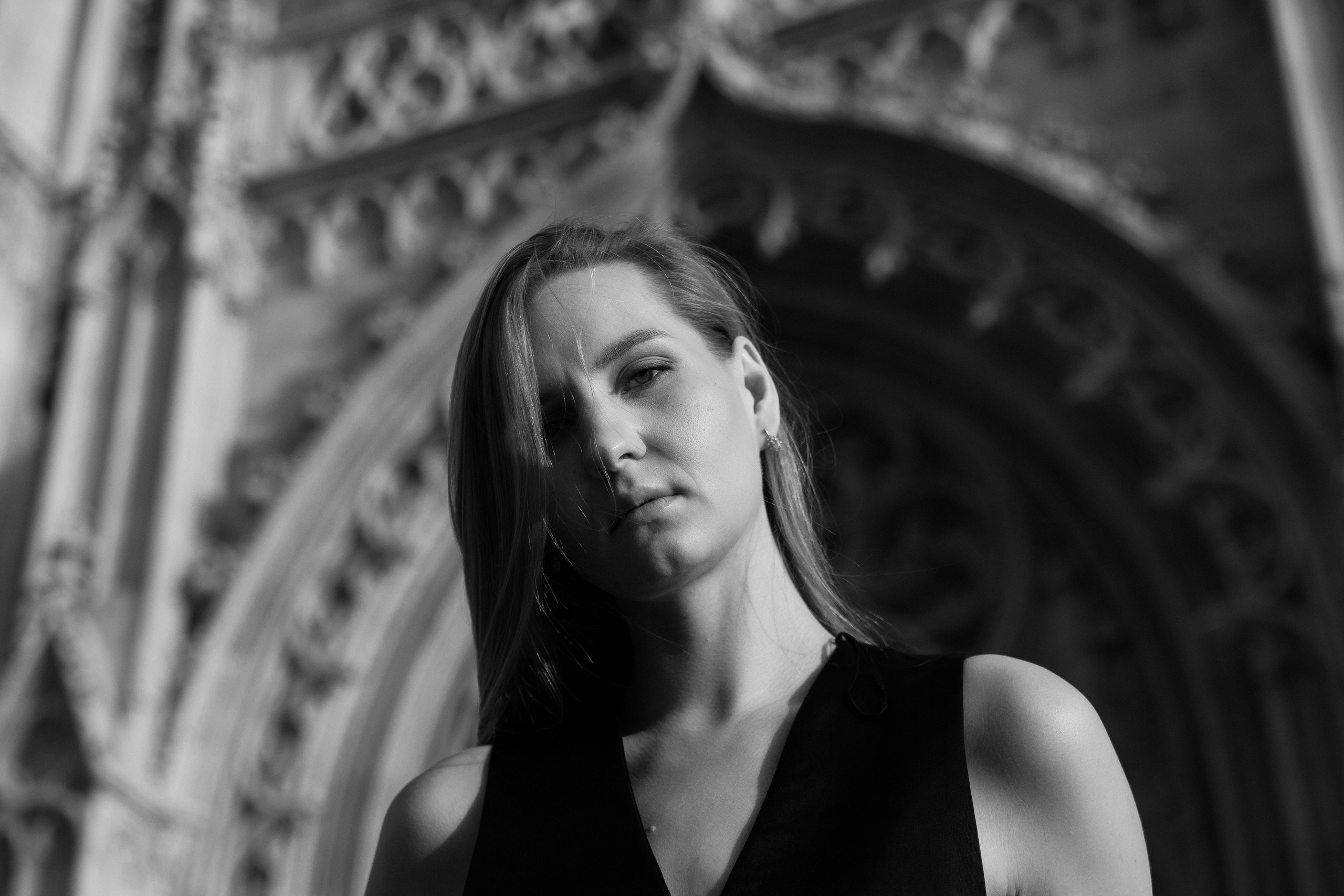 black and white portrait of a girl in Budapest, background: St. Matthias Cathedral
