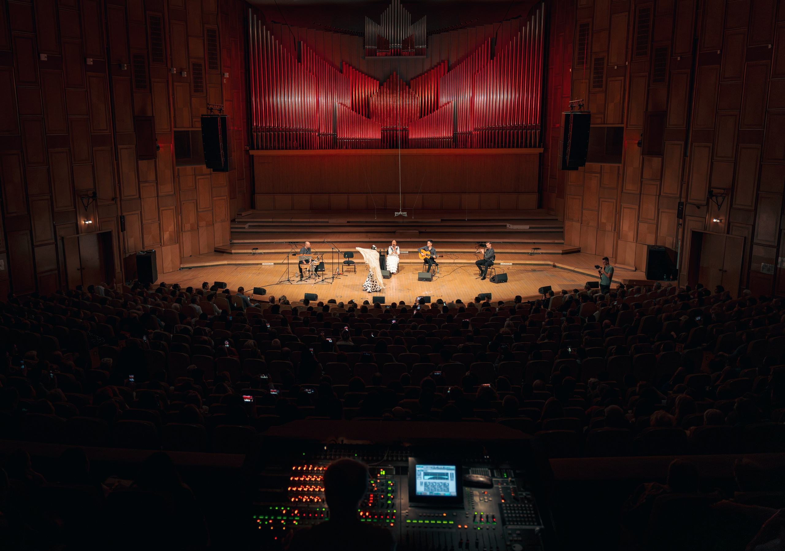 Vedere panoramică a scenei de la Sala Radio București, concert flamenco cu orgă monumentală iluminată în roșu, fotografie incadru.ro.