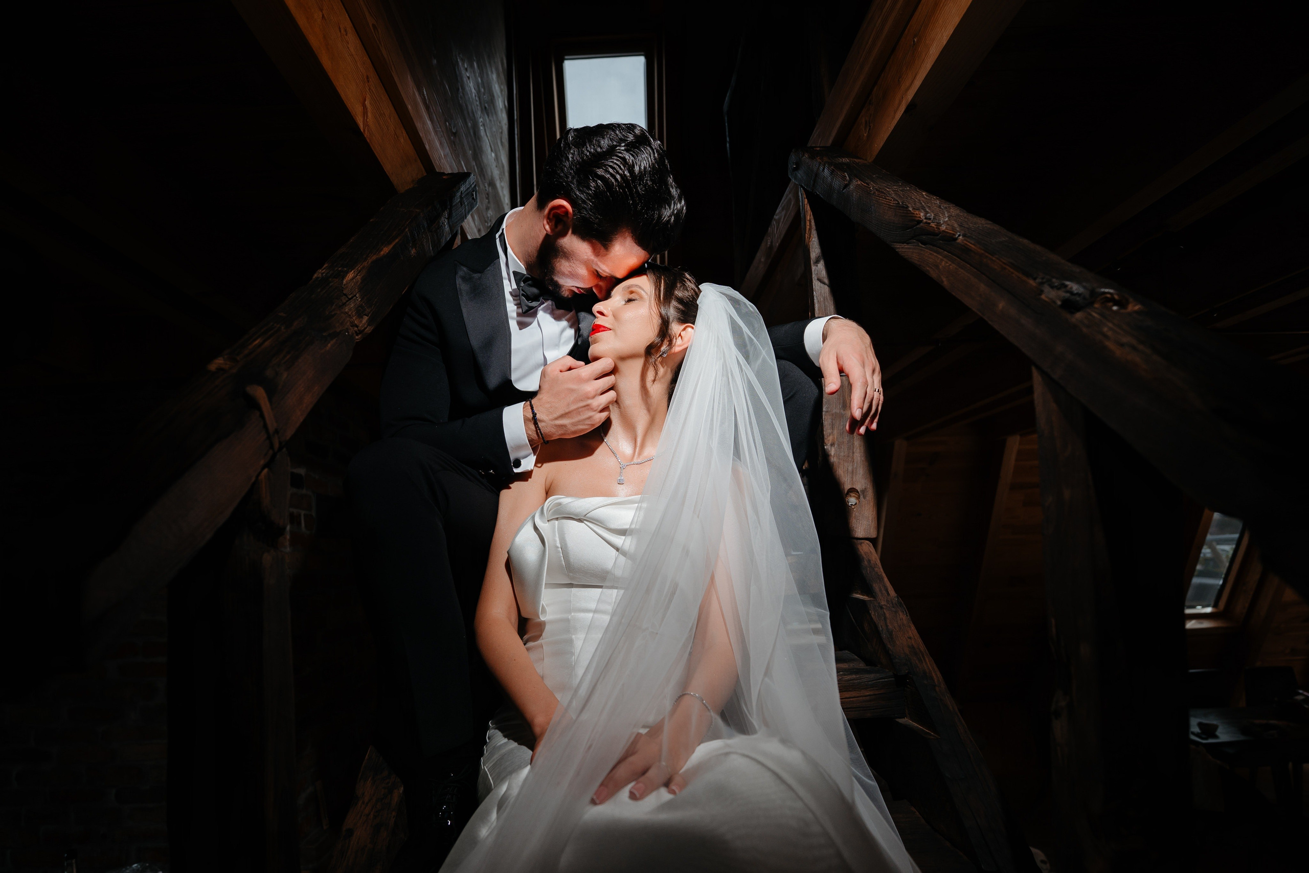 Cadru artistic cu mirii în decorul modern de lemn al Cabanei Masiv.