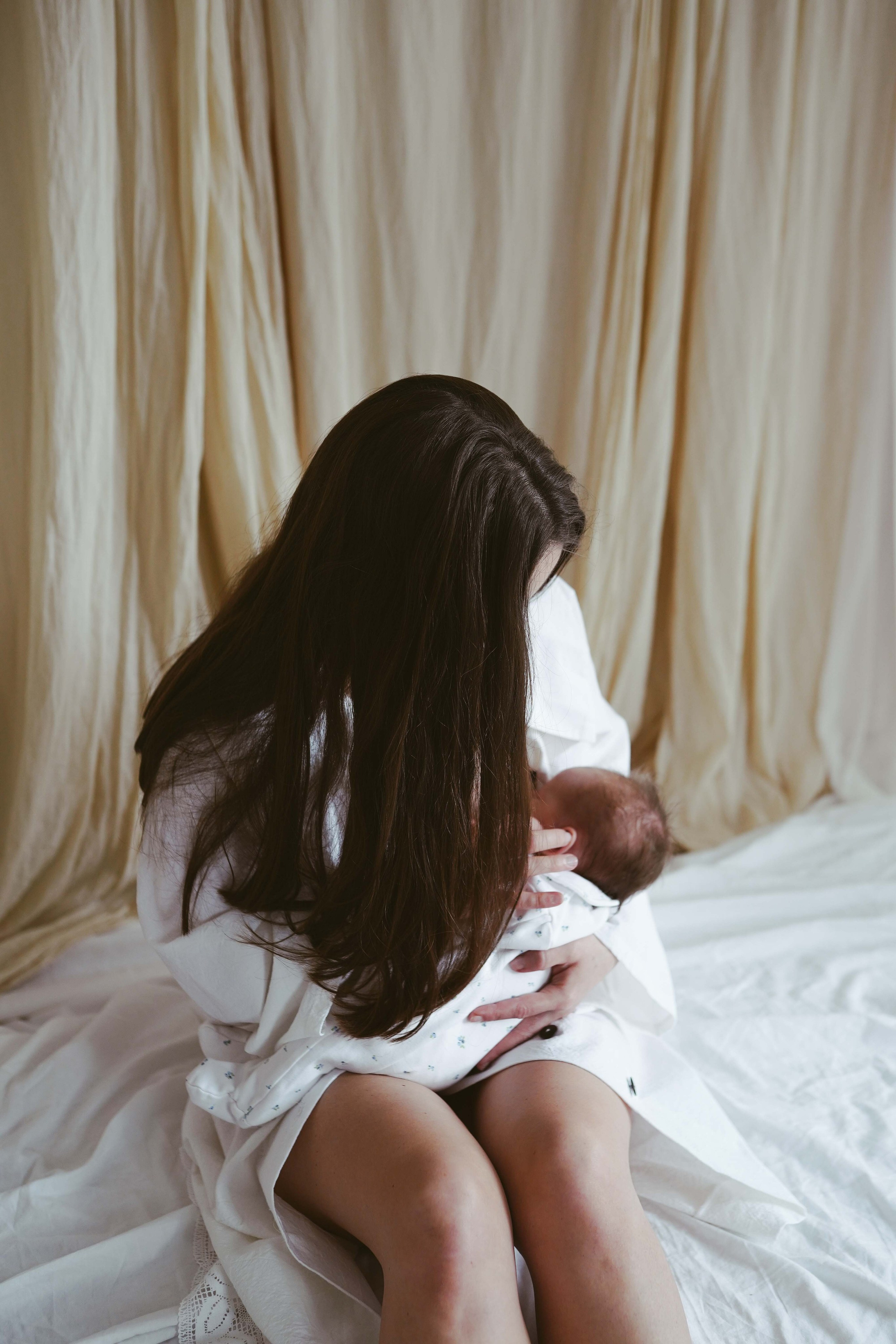Inspira sesiune foto nou-nascut. Madalina Beda- Artist vizual, fotograf, doula la nastere, consultant babywearing Brasov si in toata tara