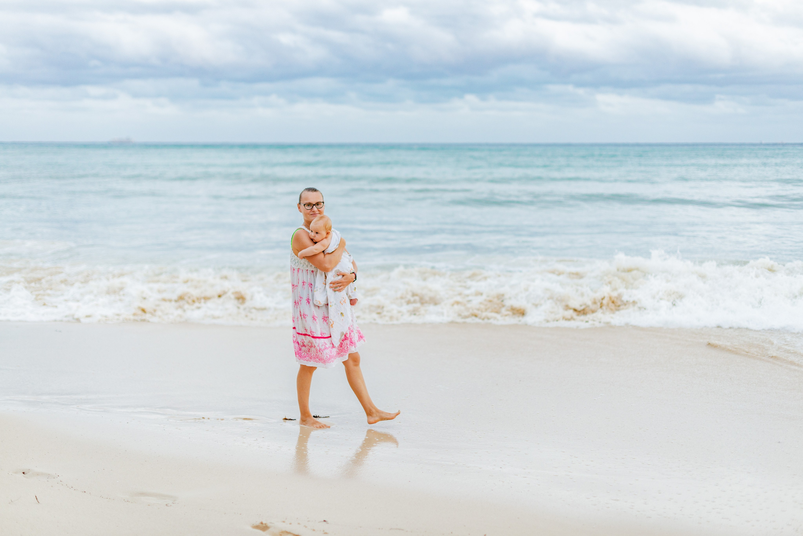 A family walk on the beach. FOTÓGRAFO MÉXICO QUINTANA ROO