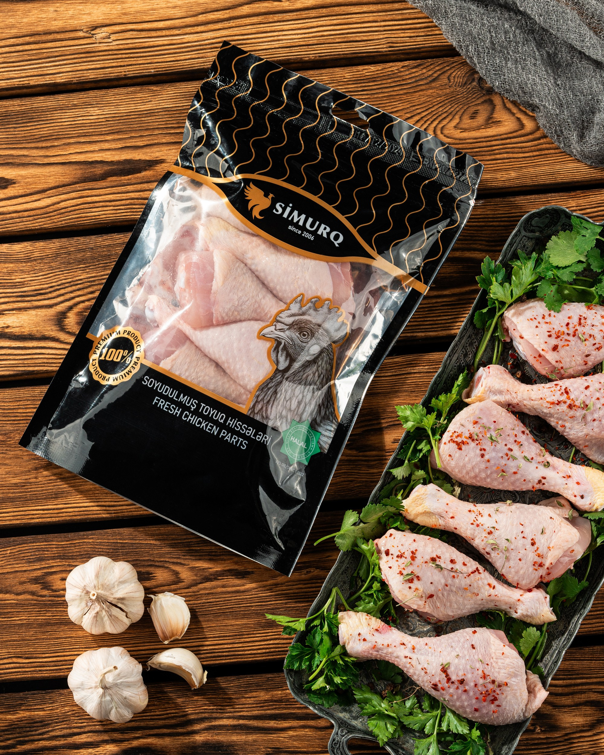 Simurq toyuq budu məhsulu – qablaşdırmada və bişirməyə hazır formada göyərti və sarımsaqla birlikdə təqdim olunmuş vizual