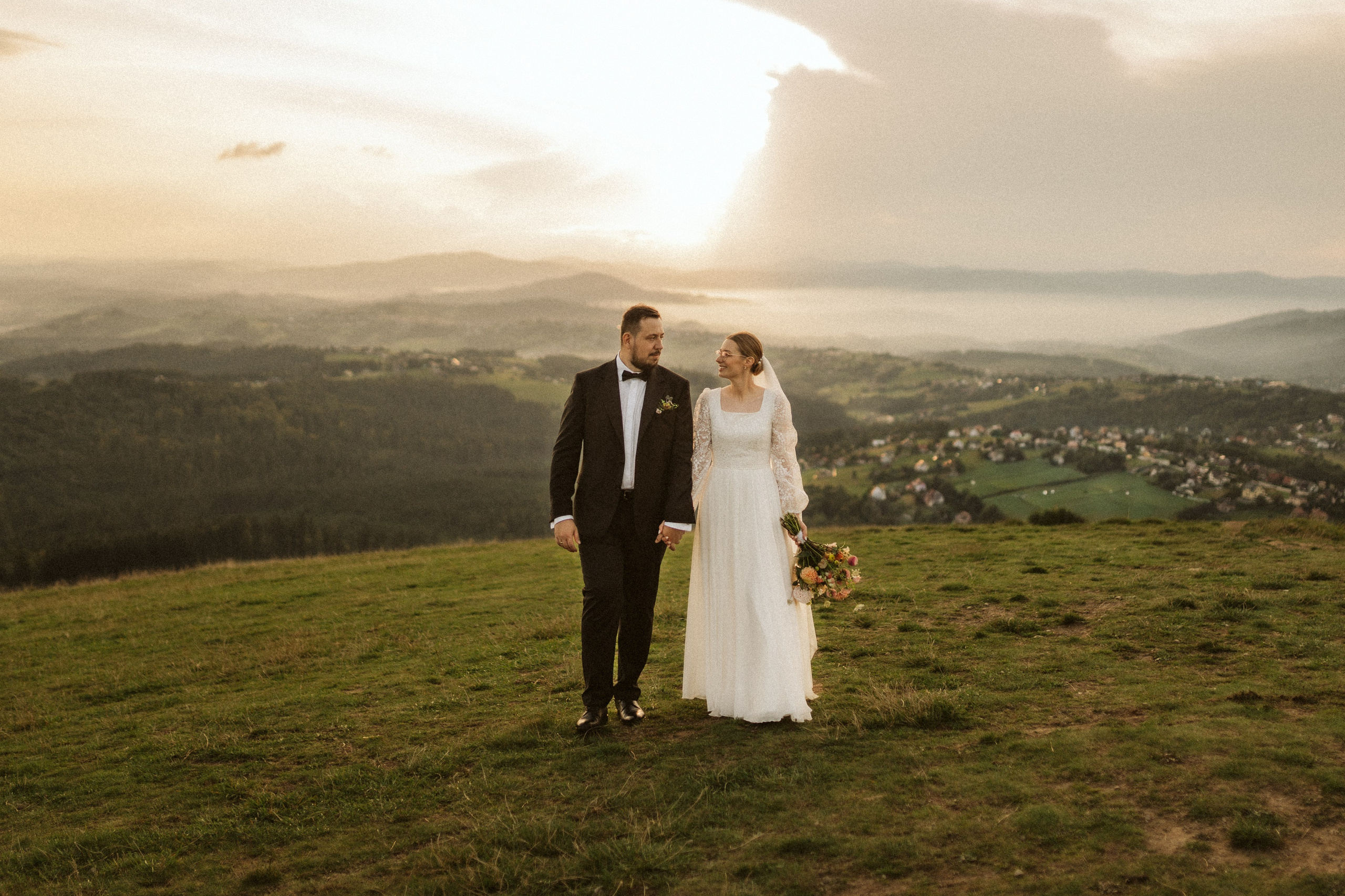 Romantyczna sesja ślubna w górach wykonana w dniu ślubu