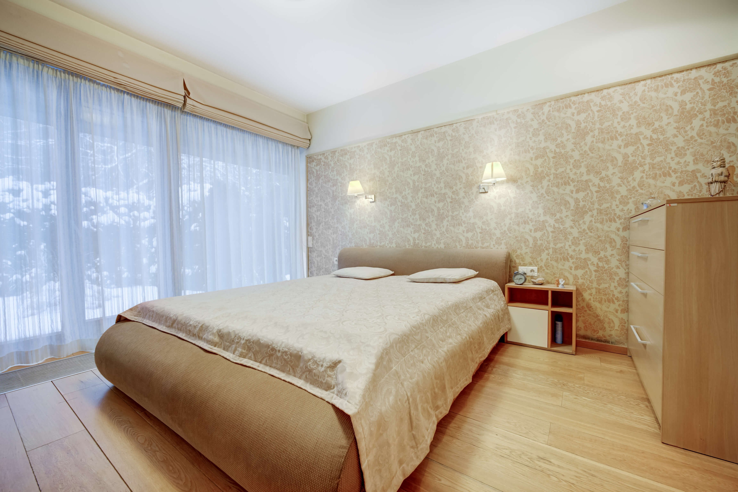 Pagrindinis miegamasis su dizainerio interjeru 4 kambarių bute Vilniuje – ramus ir elegantiškas