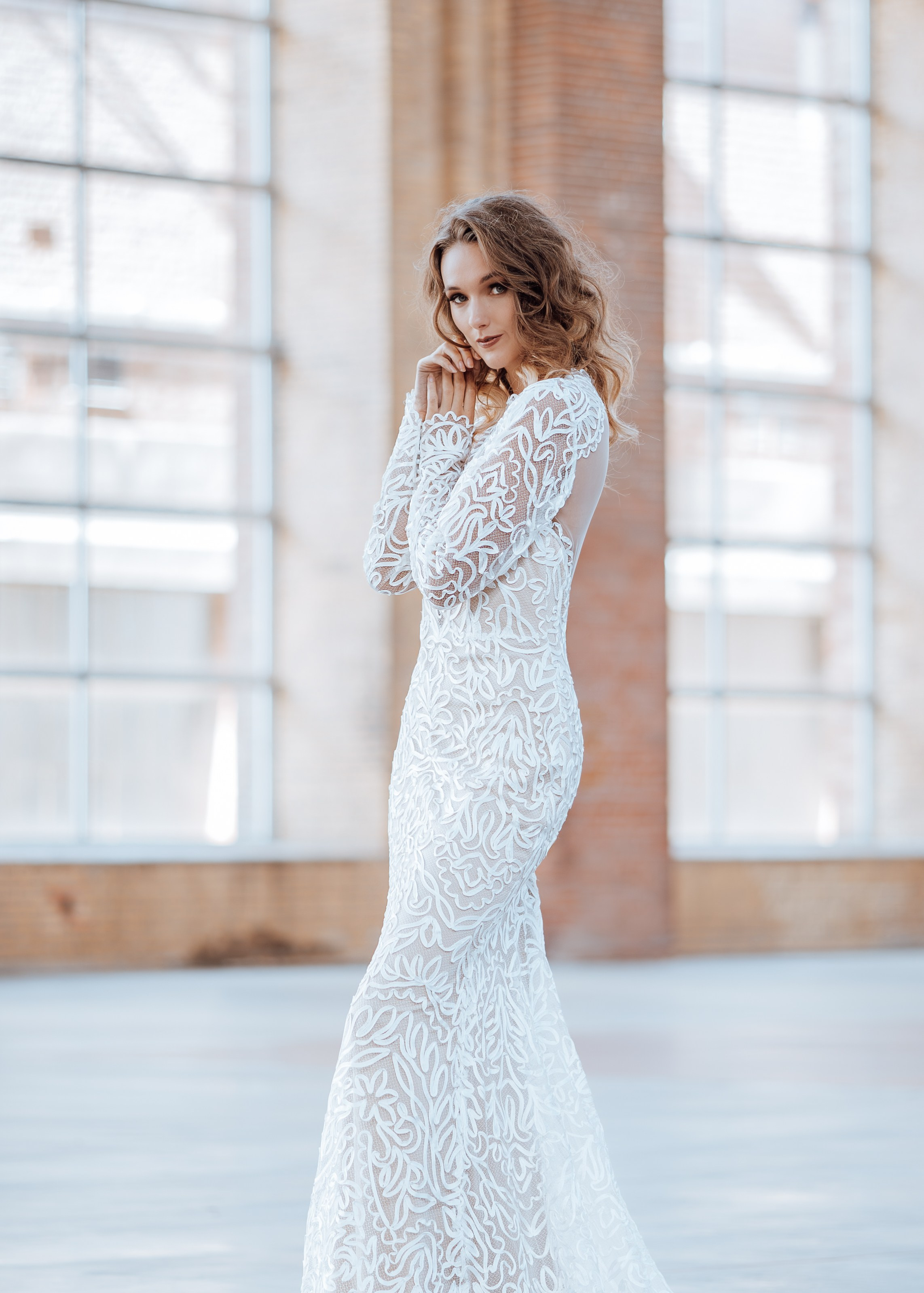 Editorial trouwportret van elegant bruidspaar in Interscaut Schelle - Kapture Fotografie