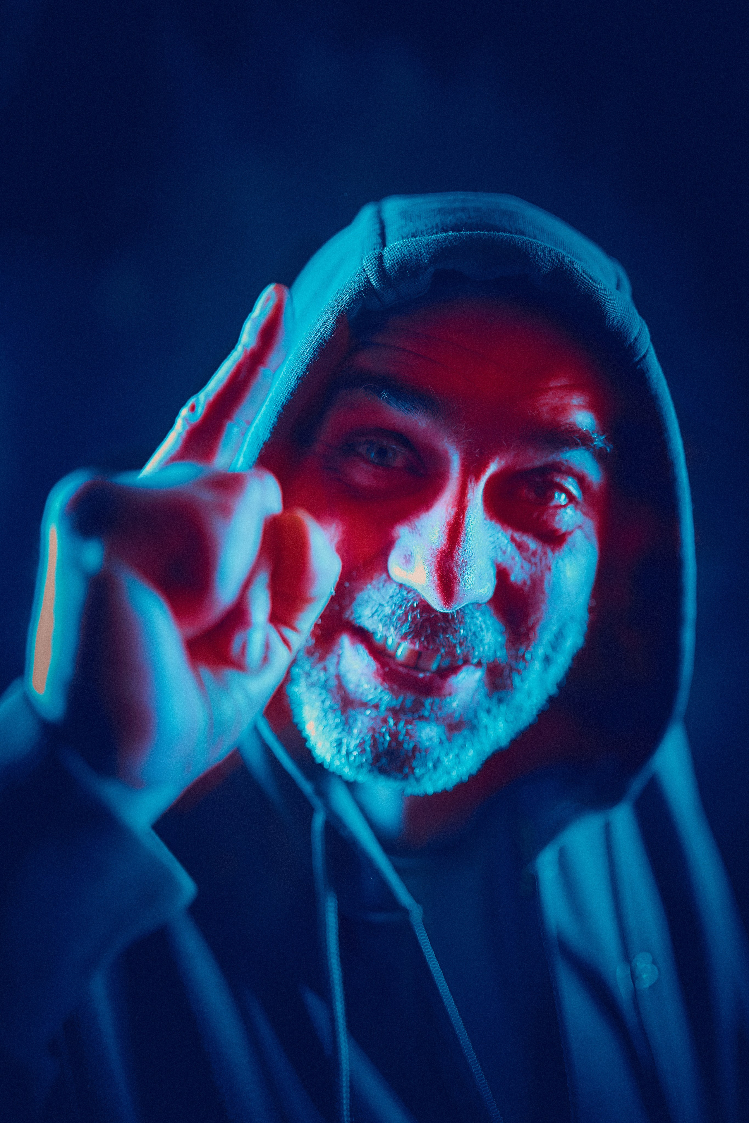 Artur Krasicki - portrety "Poeta - Ból Istnienia". Portretowy fotograf Andriej Szypiłow. Spojrzenie na Kumpla w stylu Noir. Każdy z nas ma swoją ciemną stronę… Portret czarno-biały. BW. Black and White Portrait.