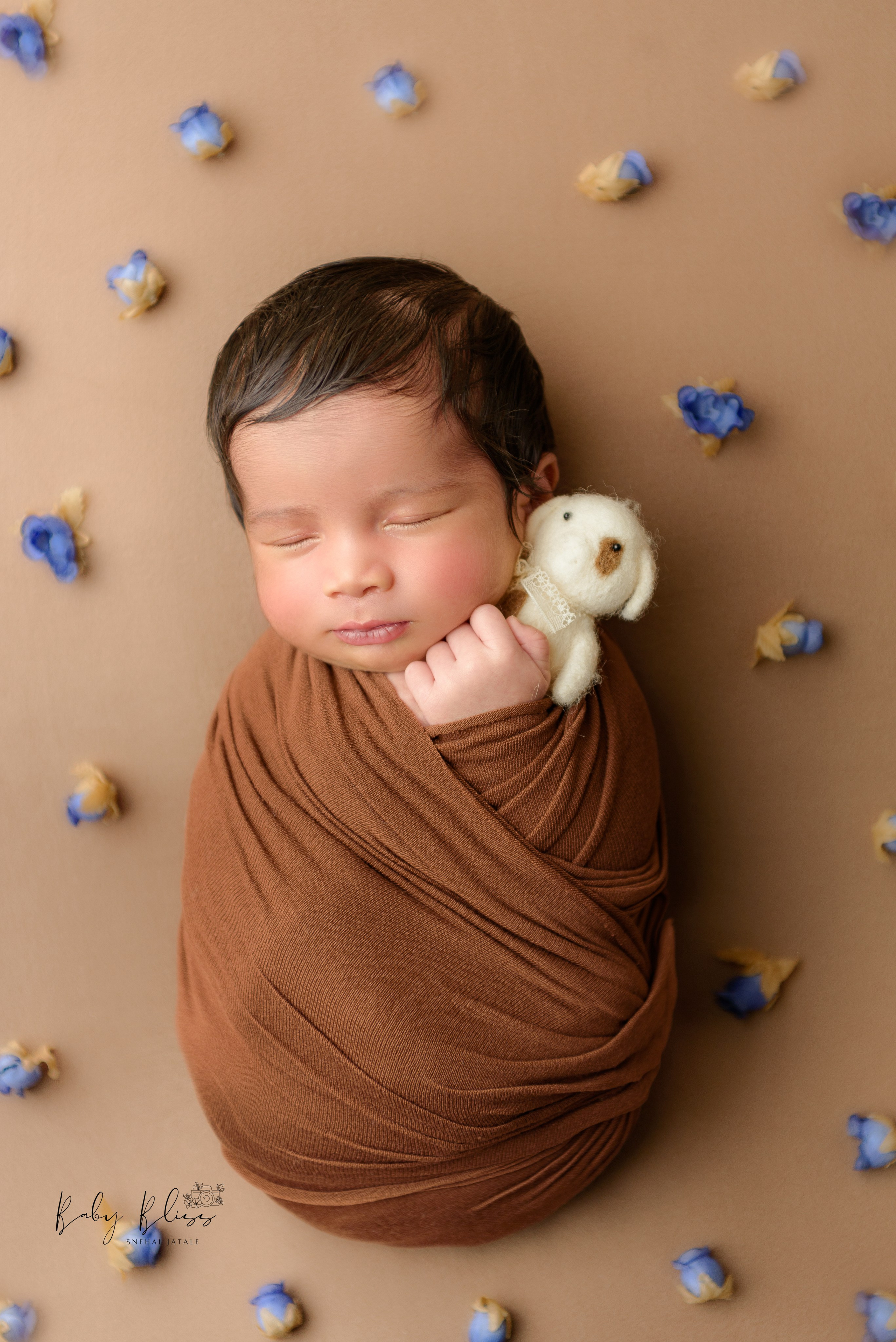 Best newborn photographer in Doha, Qatar. Best infant photoshoot in Doha, Qatar. Newborn photo session in Doha Qatar, baby, sitter, cake smash, pre-birthday, maternity, family photographer in Doha, Qatar