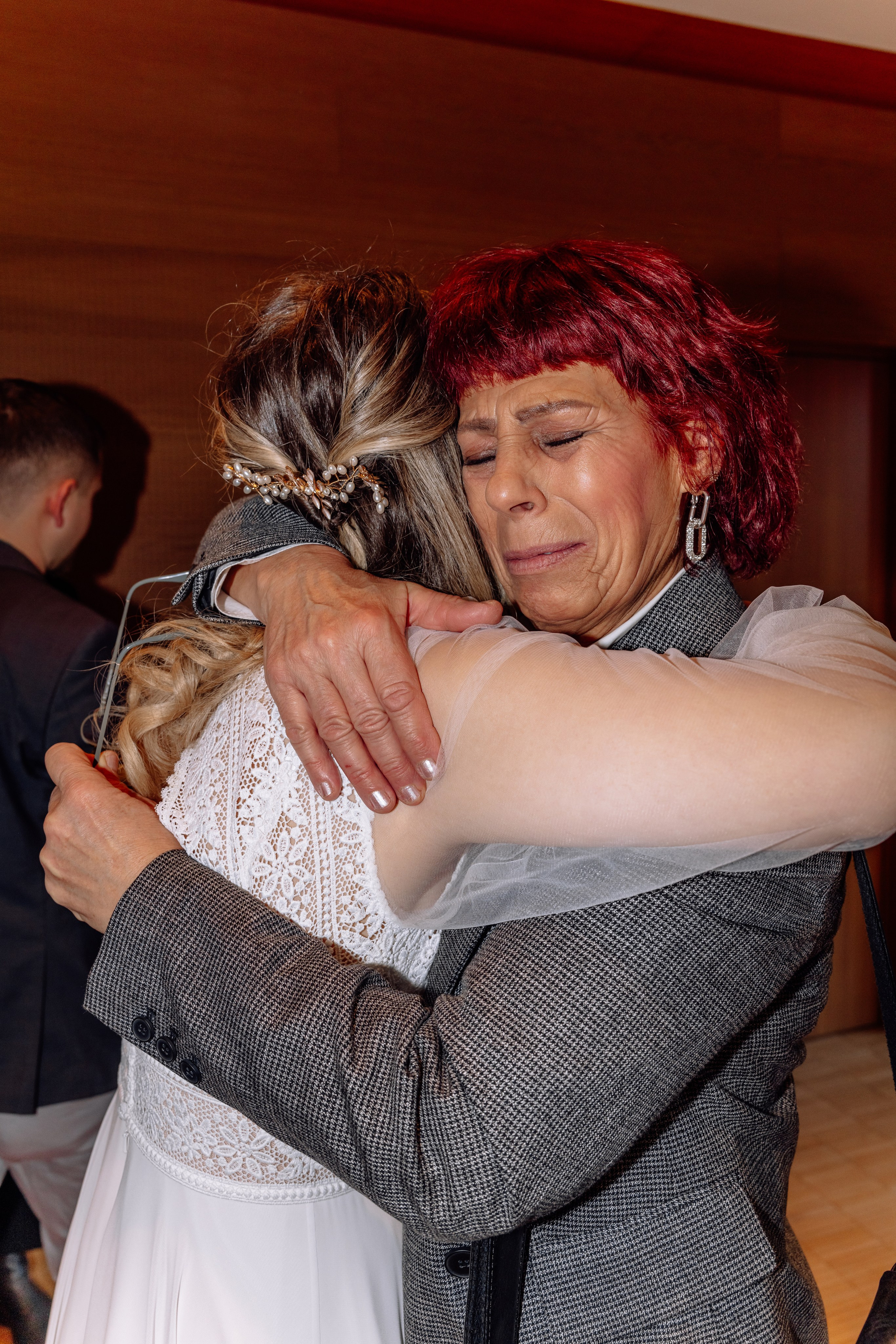 Die Braut umarmt sich mit Familie im Standesamt Feldkirchen
