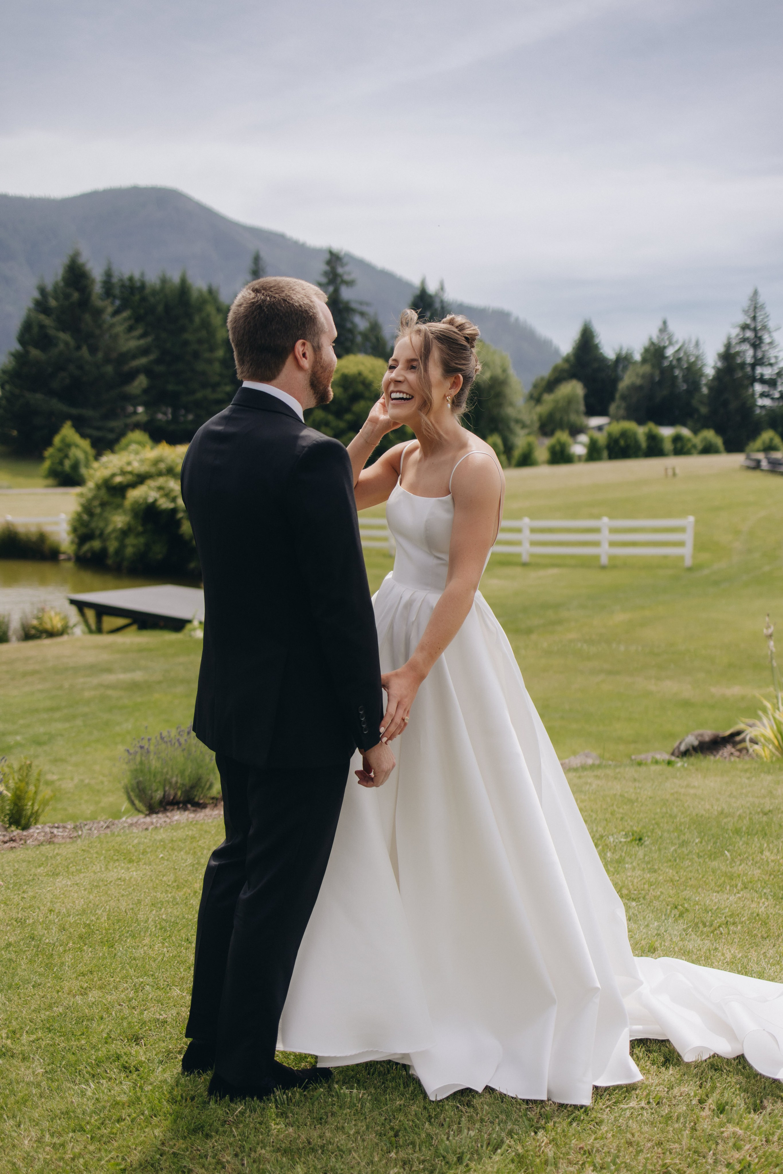 Wedding Shelby & Riley | Columbia River Gorge, WA | Georgy Shishkin Photography Photography. Portland Wedding Photographer | Authentic PNW Love Stories