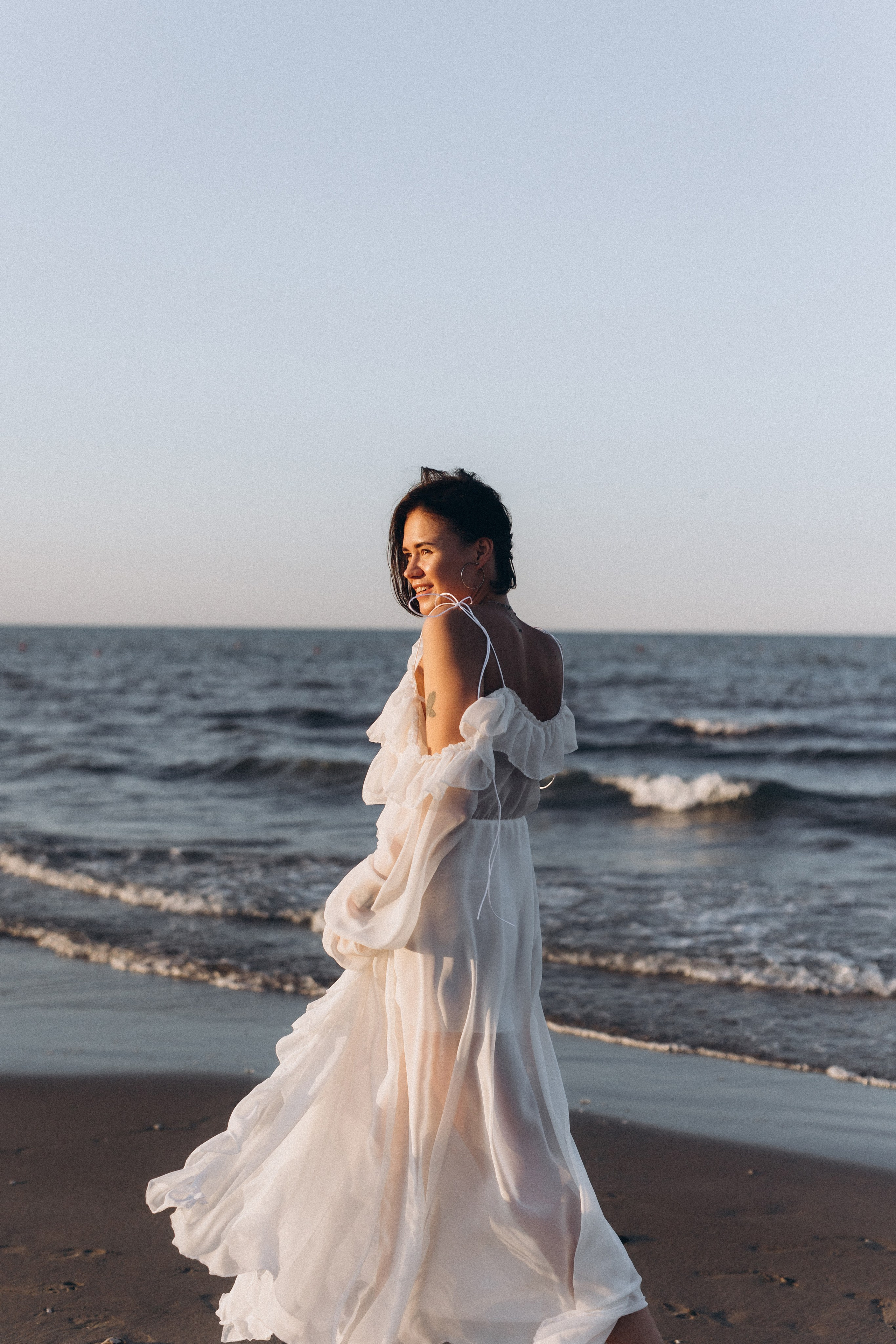 Sposa al mare durante un matrimonio intimo in Italia, fotografia naturale e romantica, Rimini Emilia-Romagna