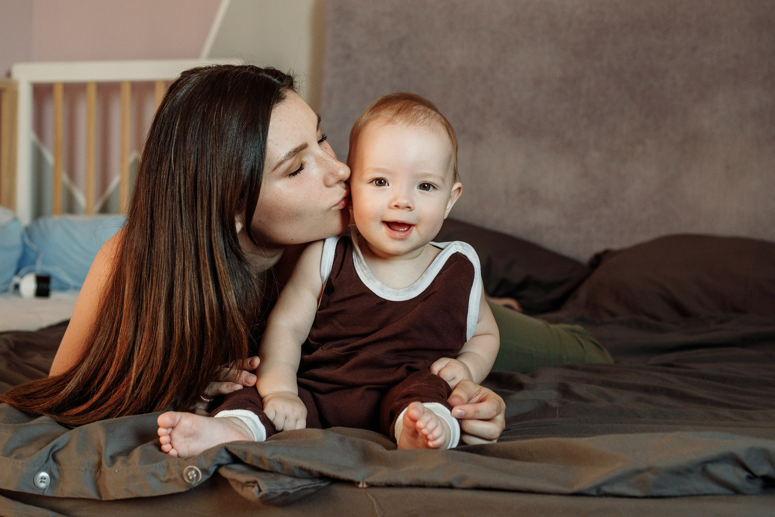 Adorable baby portraits capturing curiosity and first smiles in a natural home setting. Alisa Tant — Family and newborn photographer Bucks County, Montgomery county, Philadelphia, NJ