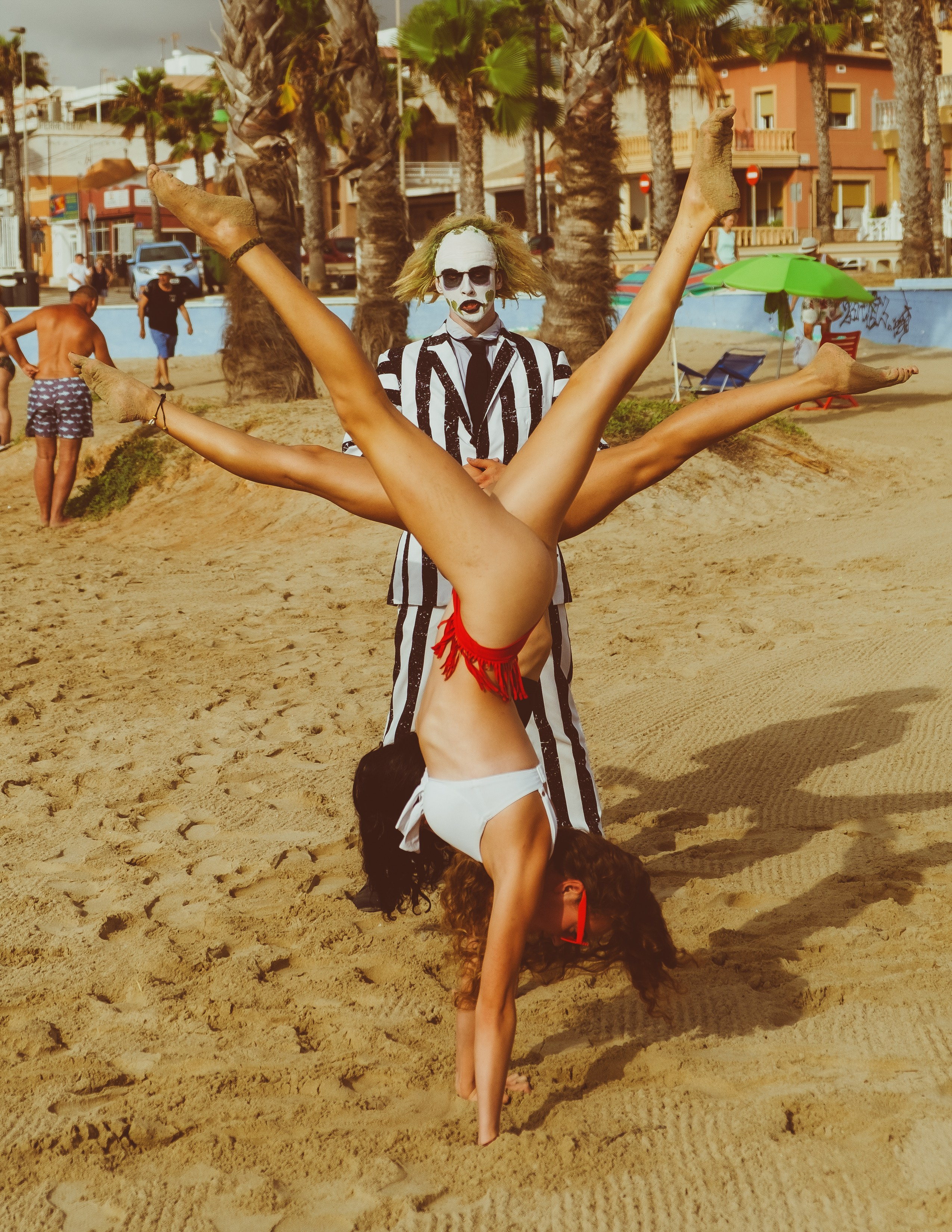 Beetlejuice на море: Экспериментальная фотосессия с цирковыми артистами — Фотограф Андрей Луковников