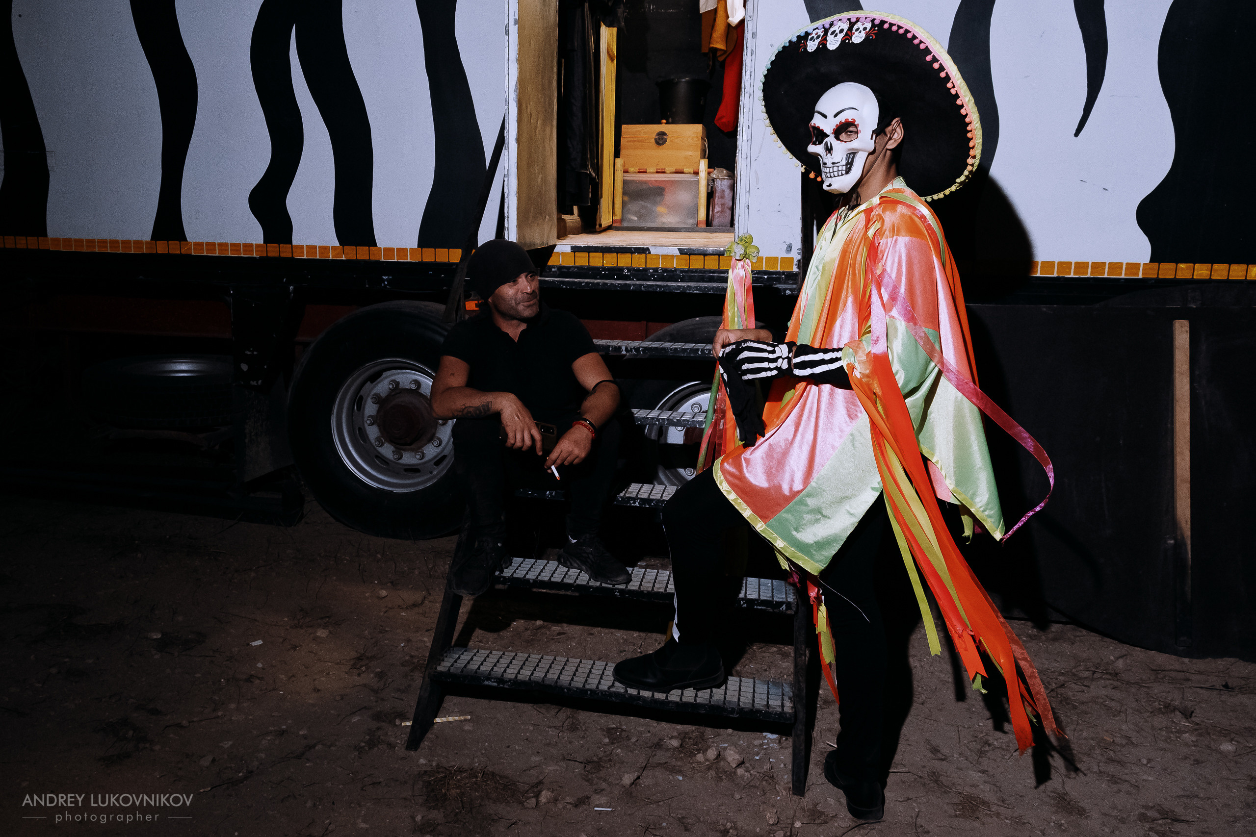 Sesión de fotos entre bastidores en El Circo Encantado: la vida de los artistas tras bambalinas