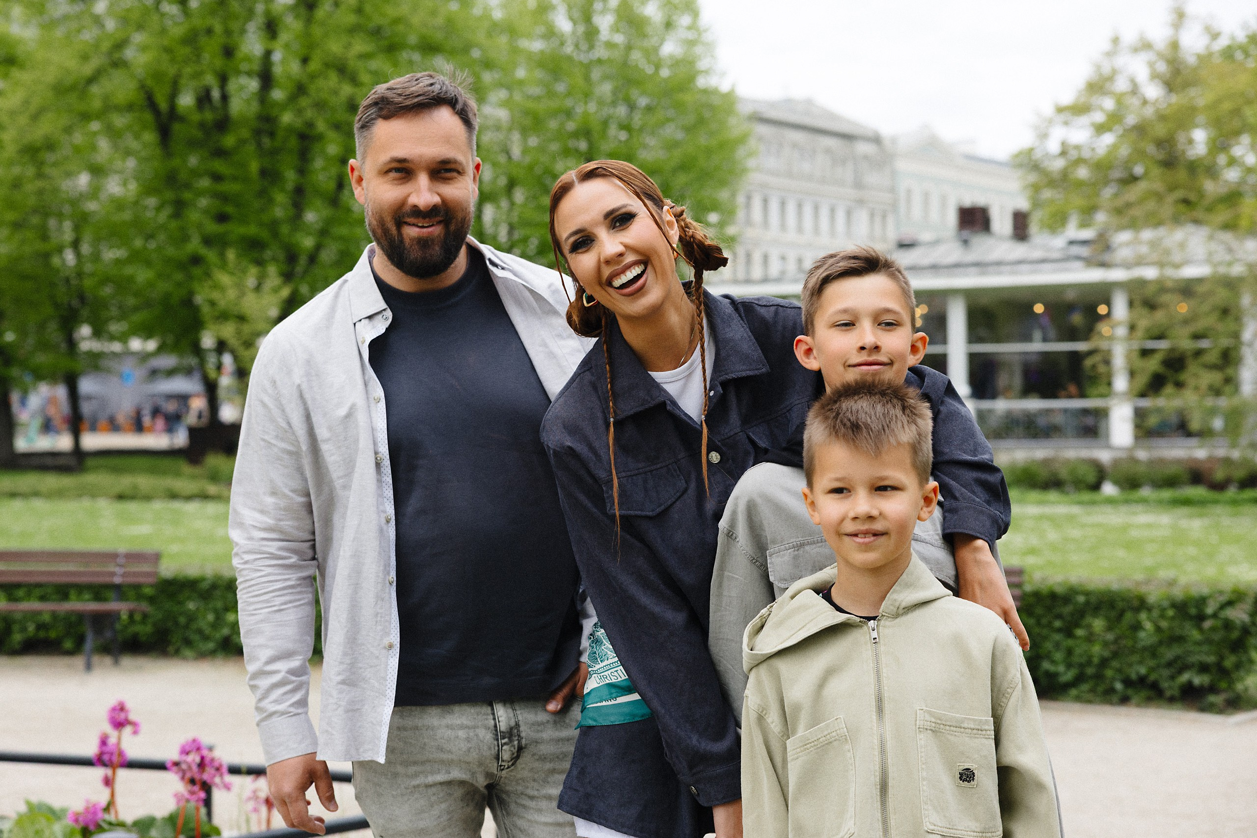 Семейная фотосессия в парке — прогулка с мужем и двумя сыновьями в живых кадрах. Евгений Тимофеев | Свадебный и контент-фотограф и видеограф в Риге