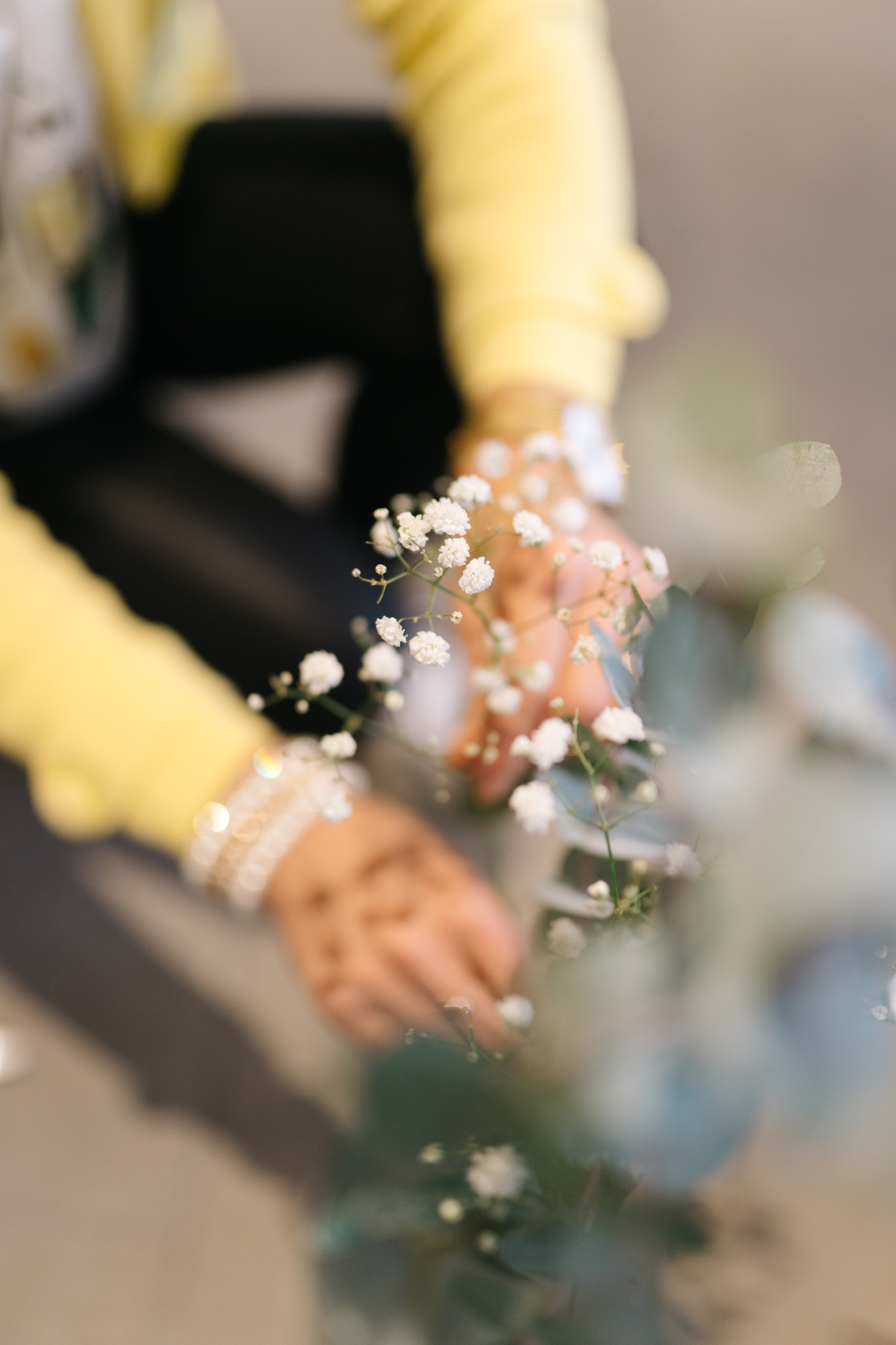 Floristin, die in einem Raum mit floralen Dekorationen arbeitet