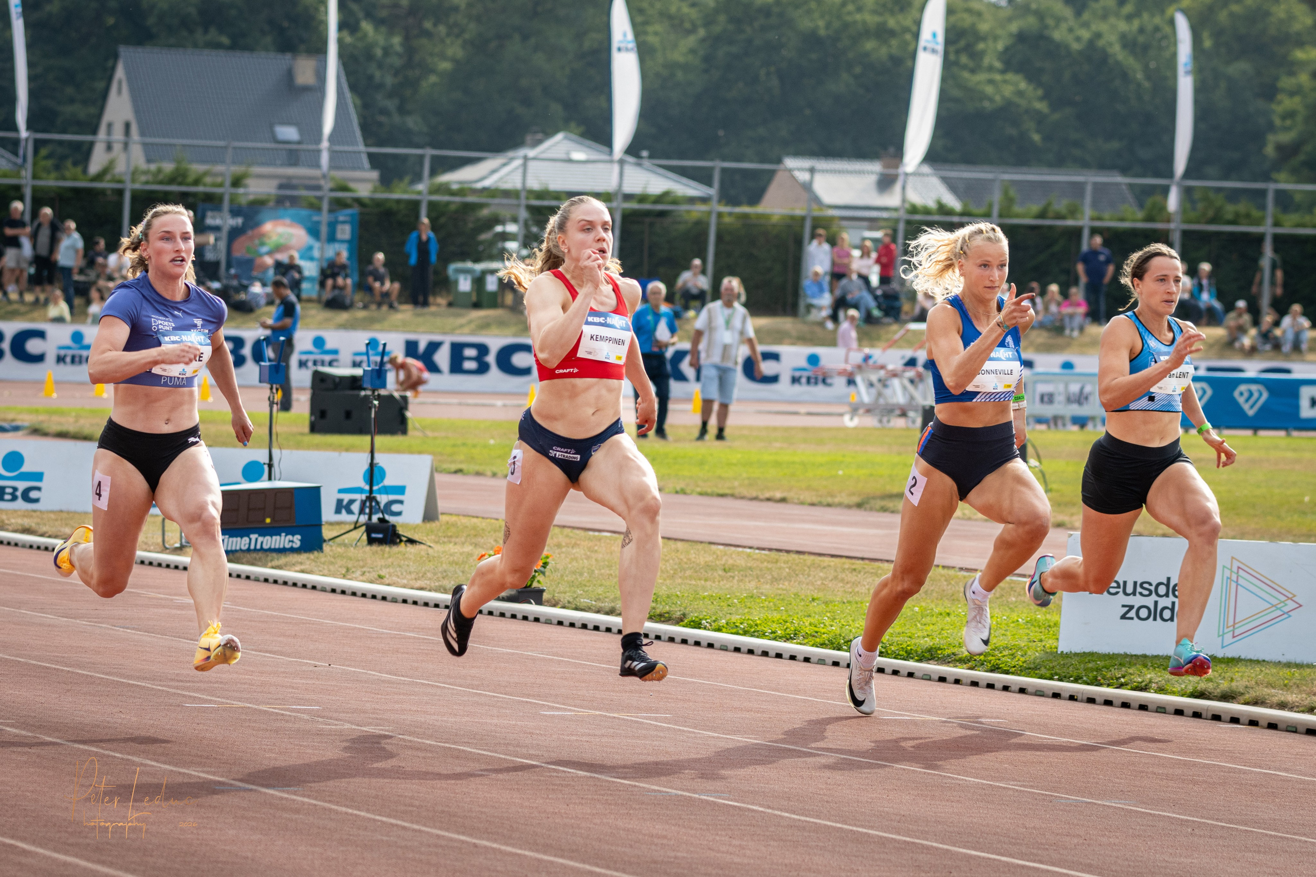 Nacht van de Atletiek. Peter Leduc is een passionele hobbyfotograaf uit België, gespecialiseerd in creatieve fotografie, visuele verhalen en unieke fotoprojecten