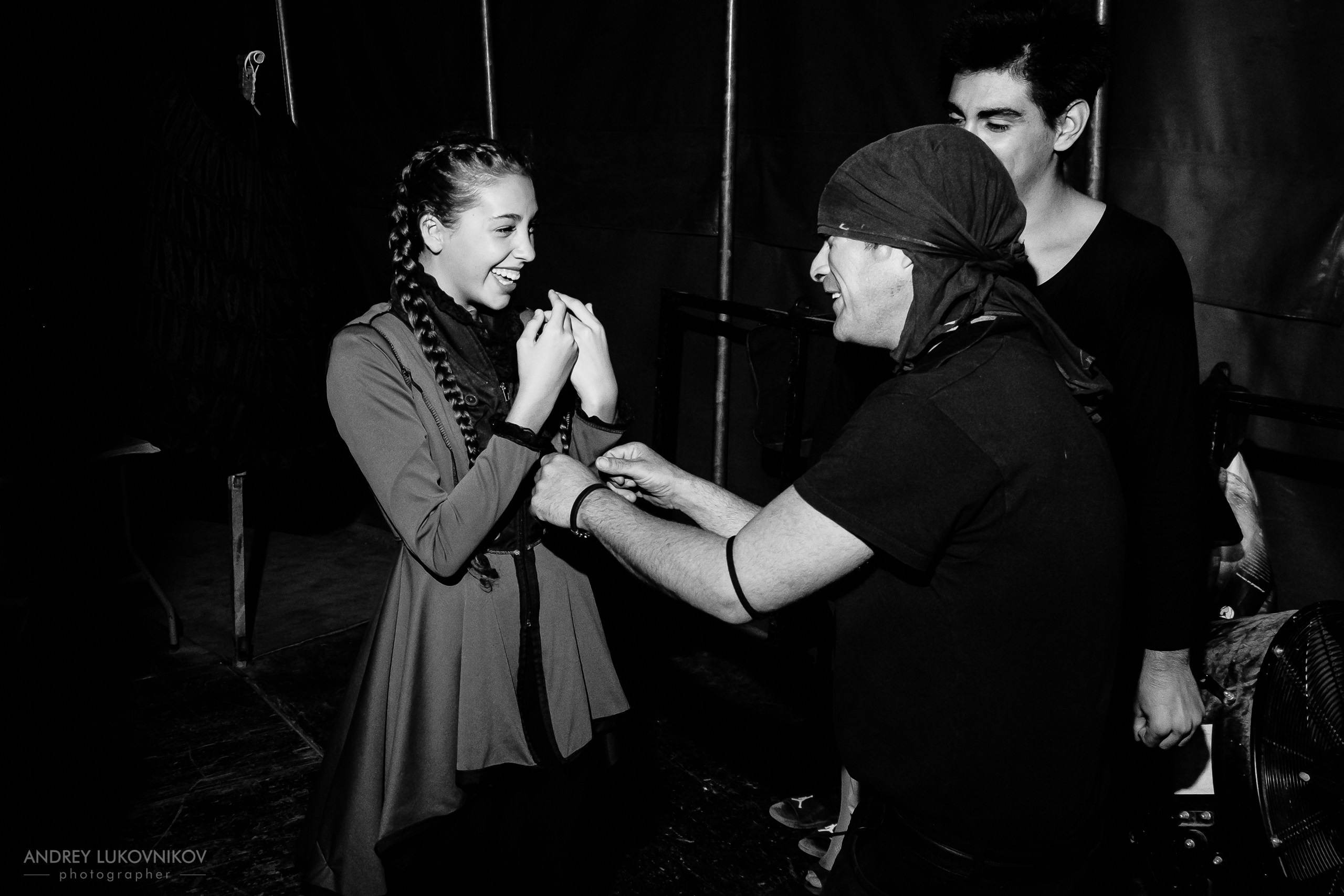 Sesión de fotos entre bastidores en El Circo Encantado: la vida de los artistas tras bambalinas