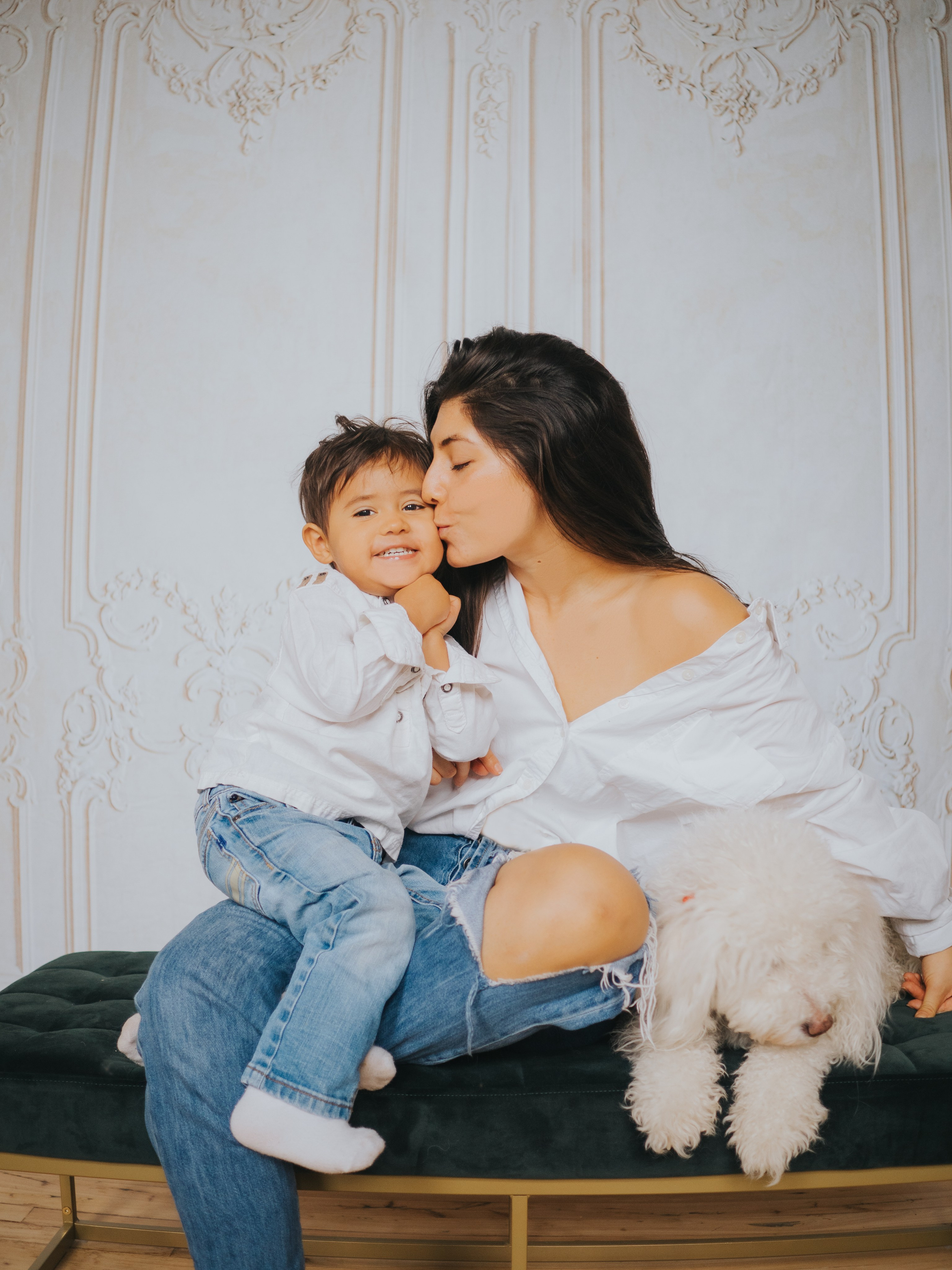 La mère et le fils se blottissent.