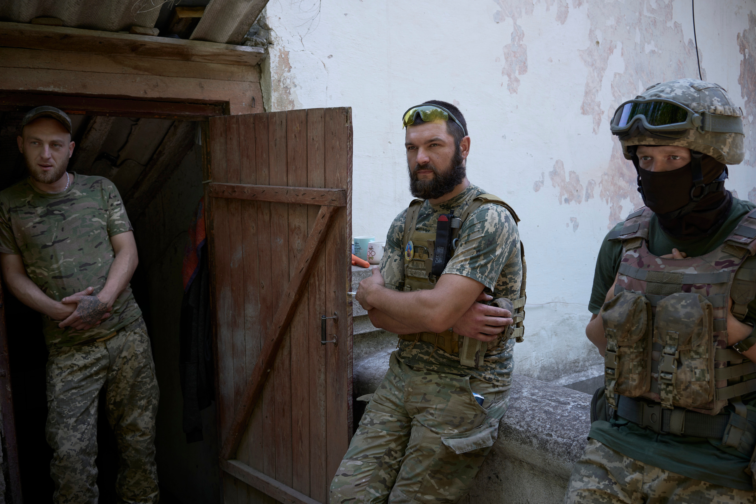 Soldiers of the 28th Independent Mechanized Brigade by the shelter.