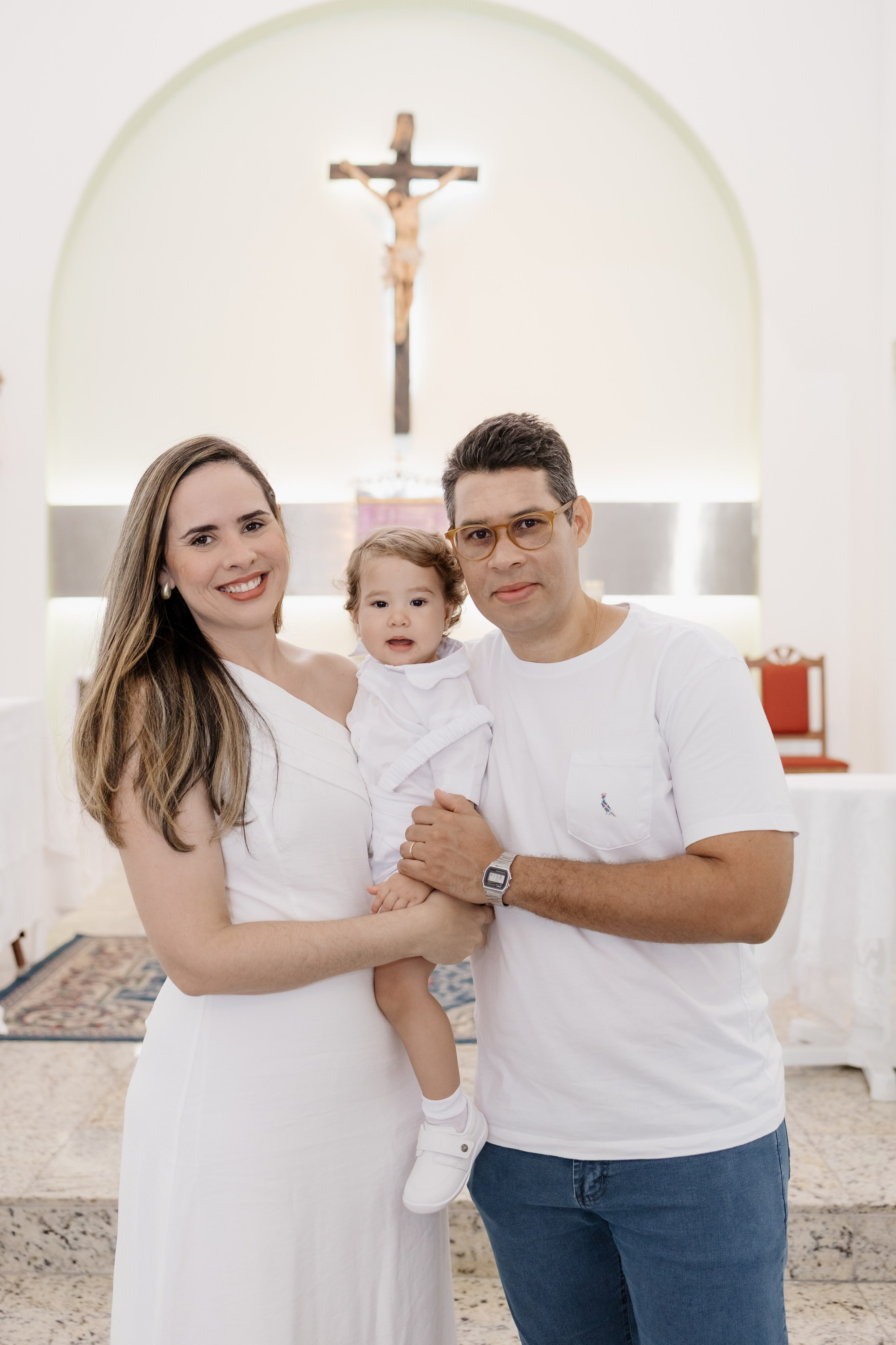 Bebê no colo dos pais antes do batizado na Igreja da Torre