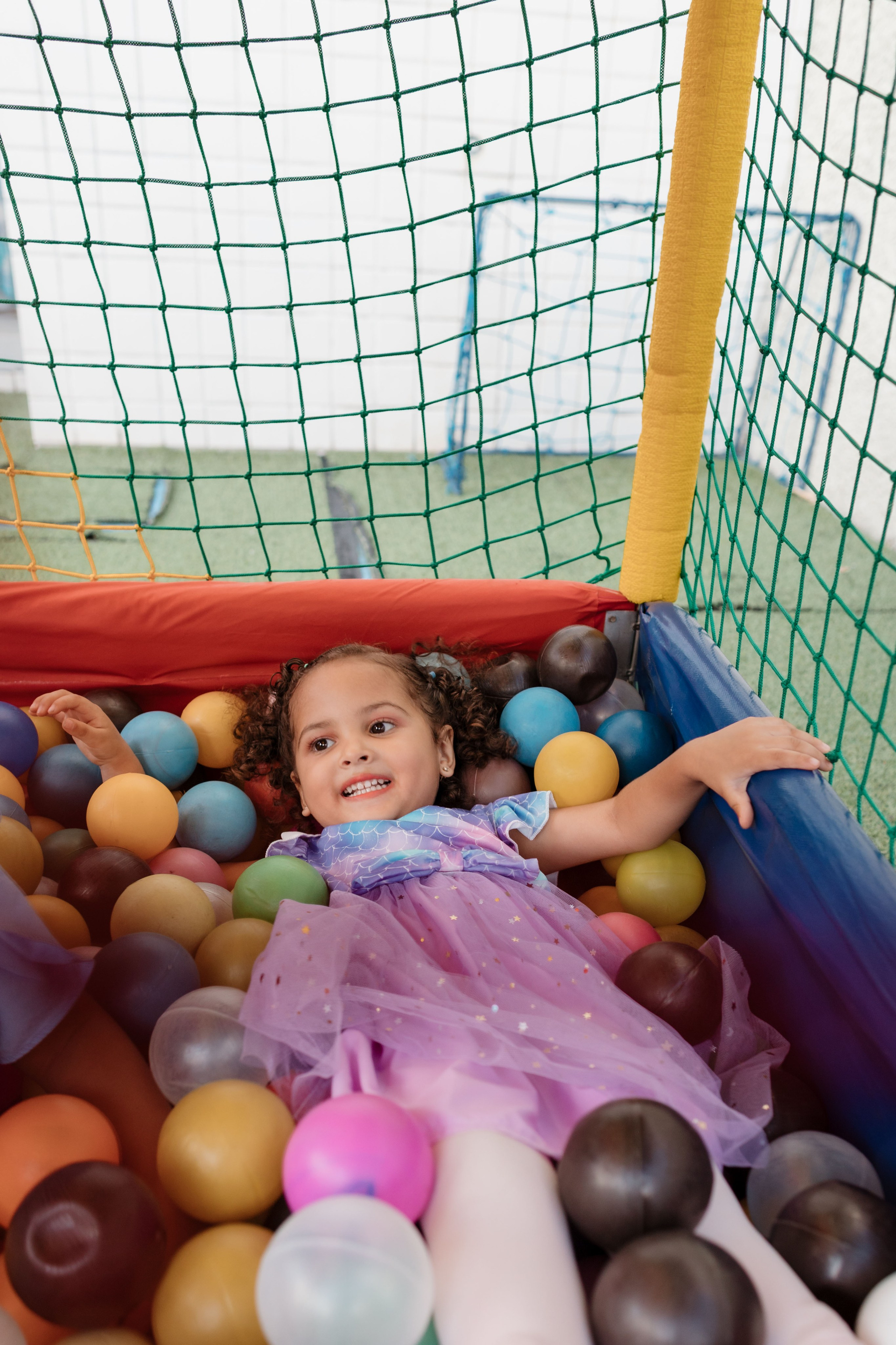 Elisa brincando em piscina de bolinhas