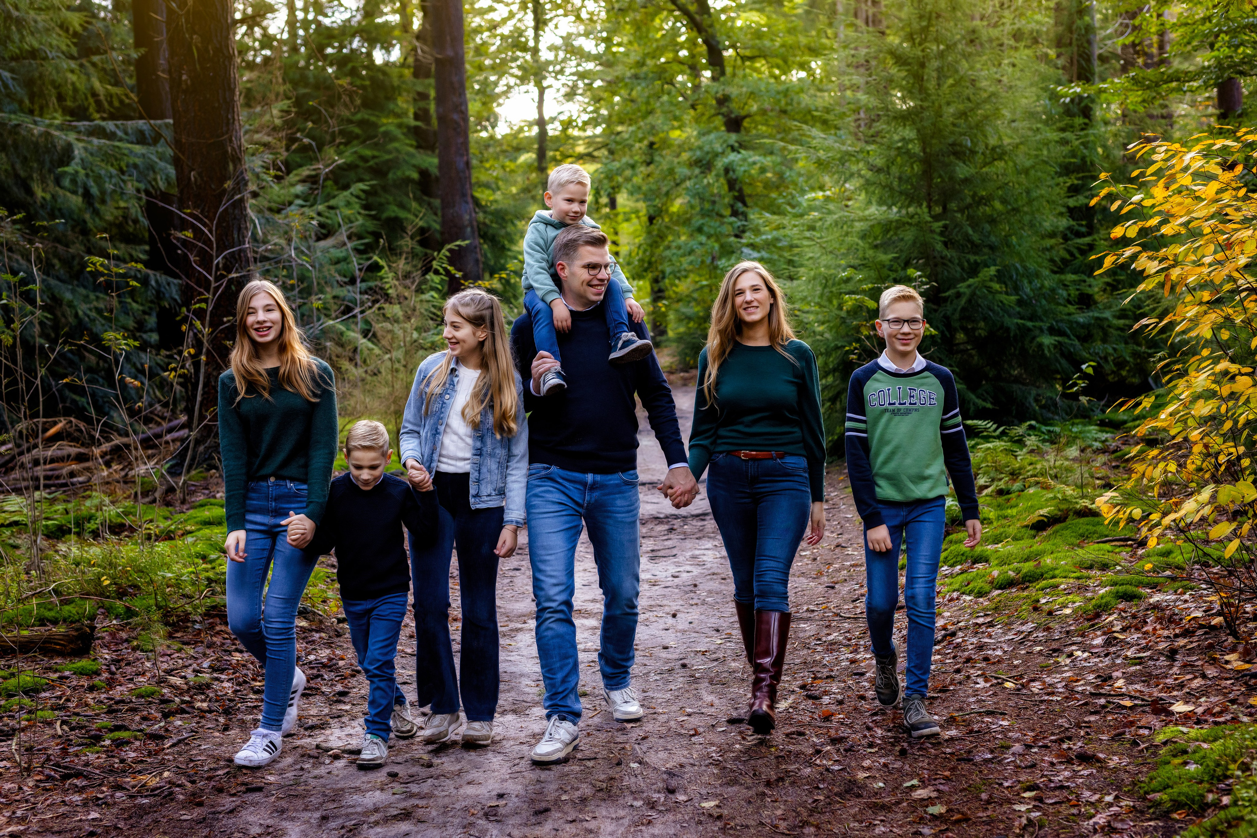 Gezinsfotoshoot in het bos. Fotograaf Irina Hoek, Zwolle , Hattem, Overijssel.