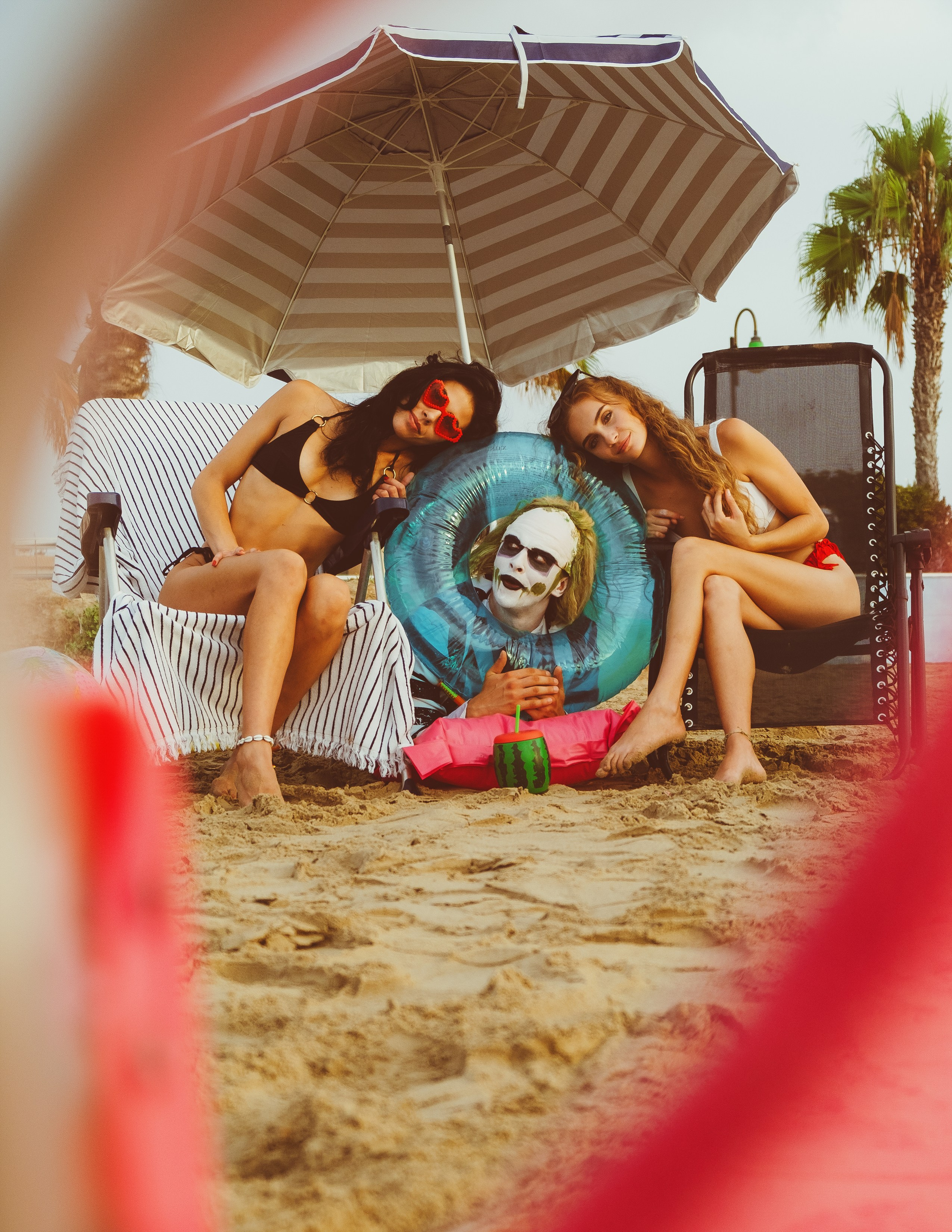 Beetlejuice на море: Экспериментальная фотосессия с цирковыми артистами — Фотограф Андрей Луковников